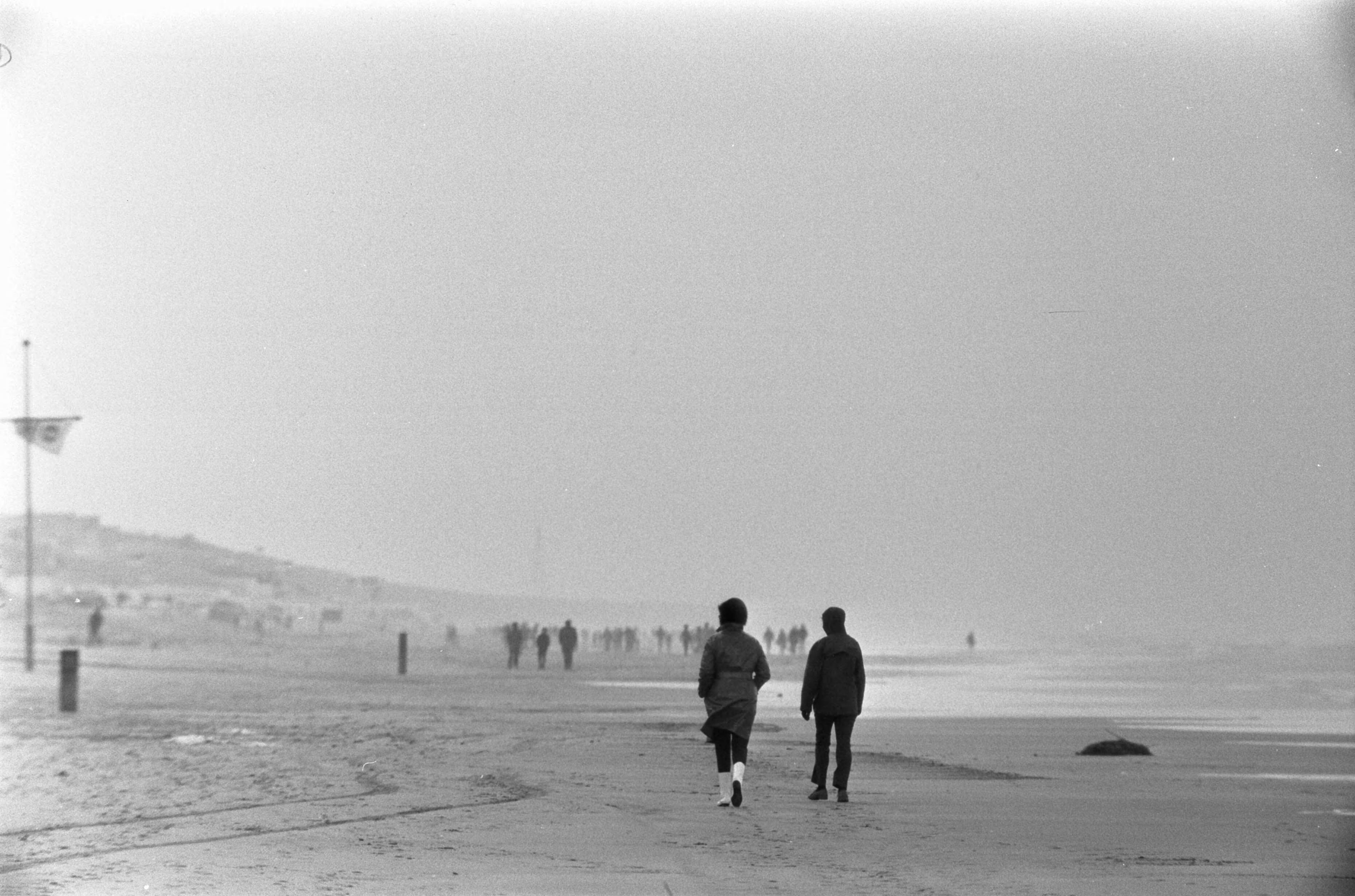 Fotocollectie Anefo — Enkele wandelaars op strand Zandvoort — Foto: Koch, Eric / Anefo. Licentie: Set B: Rechtenvrij / Publiek Domein. Bron: Nationaal Archief. http://hdl.handle.net/10648/ab922bde-d0b4-102d-bcf8-003048976d84