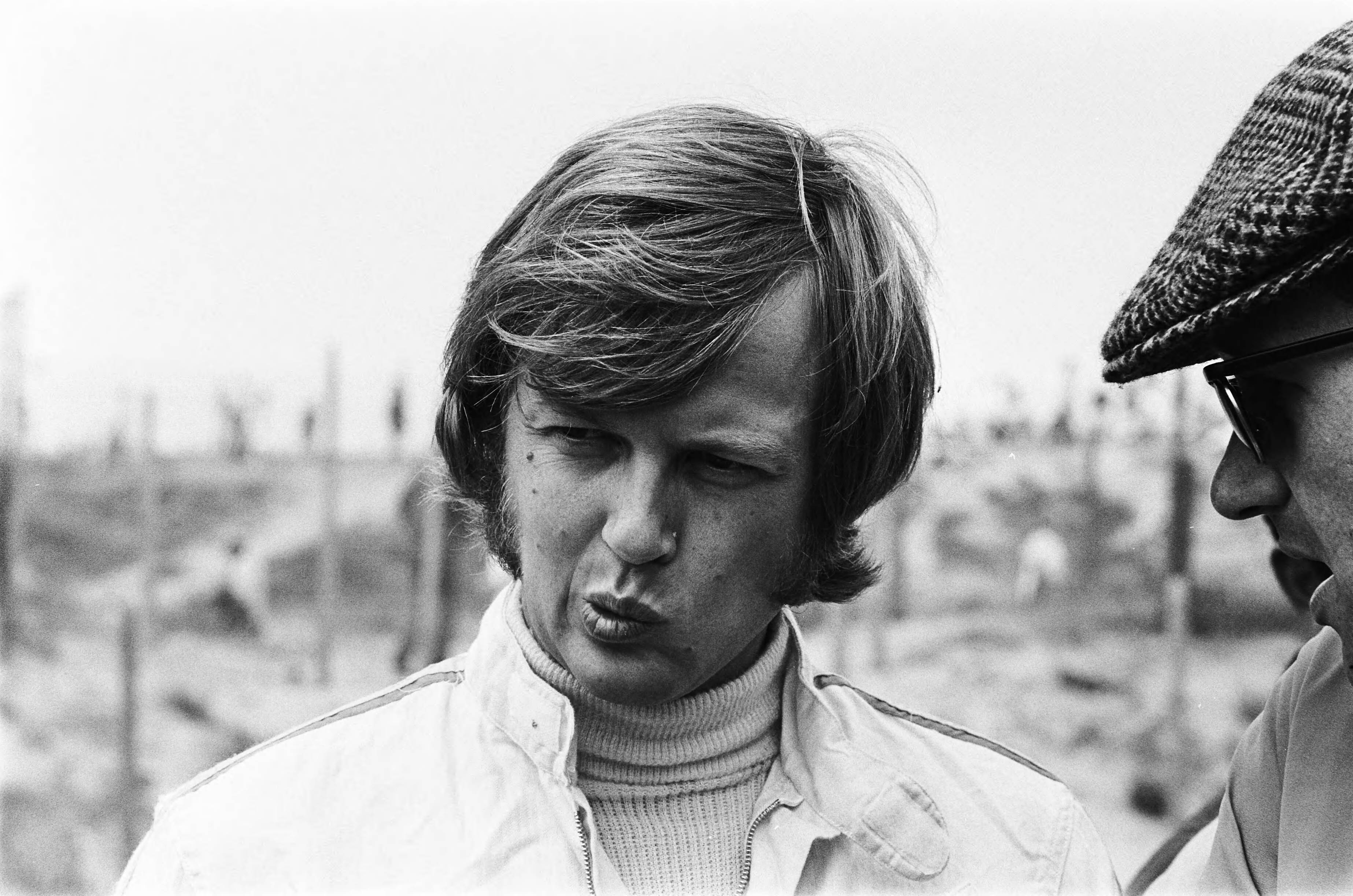Grand Prix Zandvoort 1970 — Grand Prix 1970 van Nederland voor Formule I wagens , Zandvoort; Ronnie Peterson met Colin Crabbe (r.). — Foto: Evers, Joost / Anefo. Licentie: Set B: Rechtenvrij / Publiek Domein. Bron: Nationaal Archief. http://hdl.handle.net/10648/ab9a44ea-d0b4-102d-bcf8-003048976d84