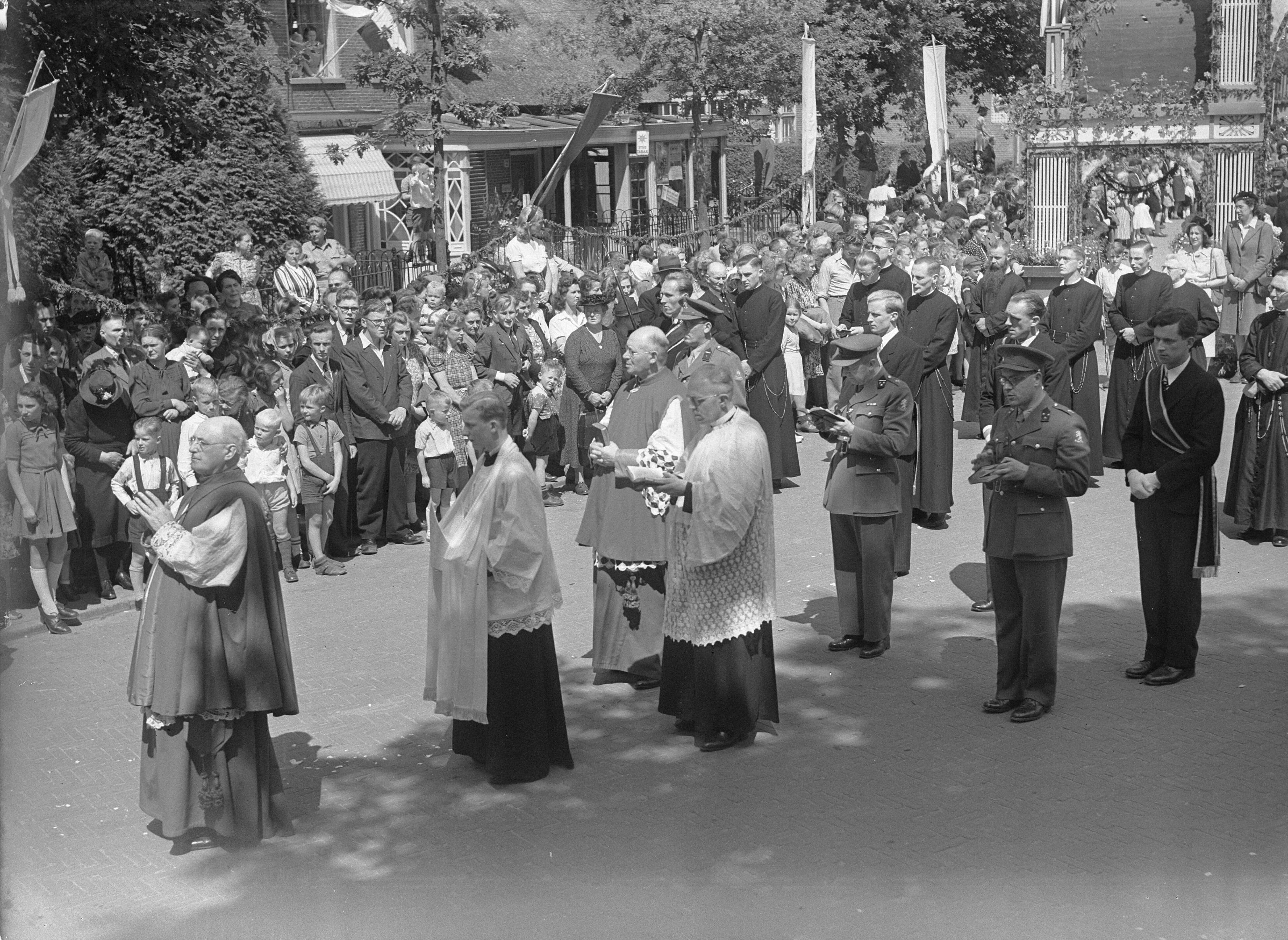 Fotocollectie Anefo — St. Jans Processie te Laren — Foto: Sagers, Harry / Anefo. Licentie: Set B: Rechtenvrij / Publiek Domein. Bron: Nationaal Archief. http://hdl.handle.net/10648/ad74e108-d0b4-102d-bcf8-003048976d84