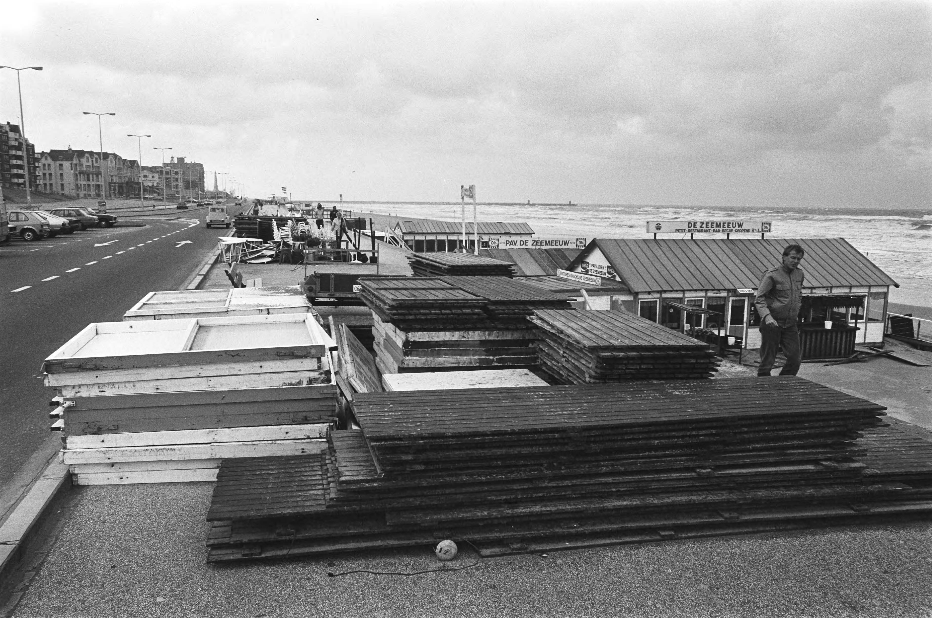 Inventaris strandtent op boulevard Scheveningen in verband met storm — Afgebroken strandtent ligt klaar om opgeborgen te worden na het zomerseizoen — Foto: Croes, Rob C. / Anefo. Licentie: Set B: Rechtenvrij / Publiek Domein. Bron: Nationaal Archief. http://hdl.handle.net/10648/ad2d84e8-d0b4-102d-bcf8-003048976d84