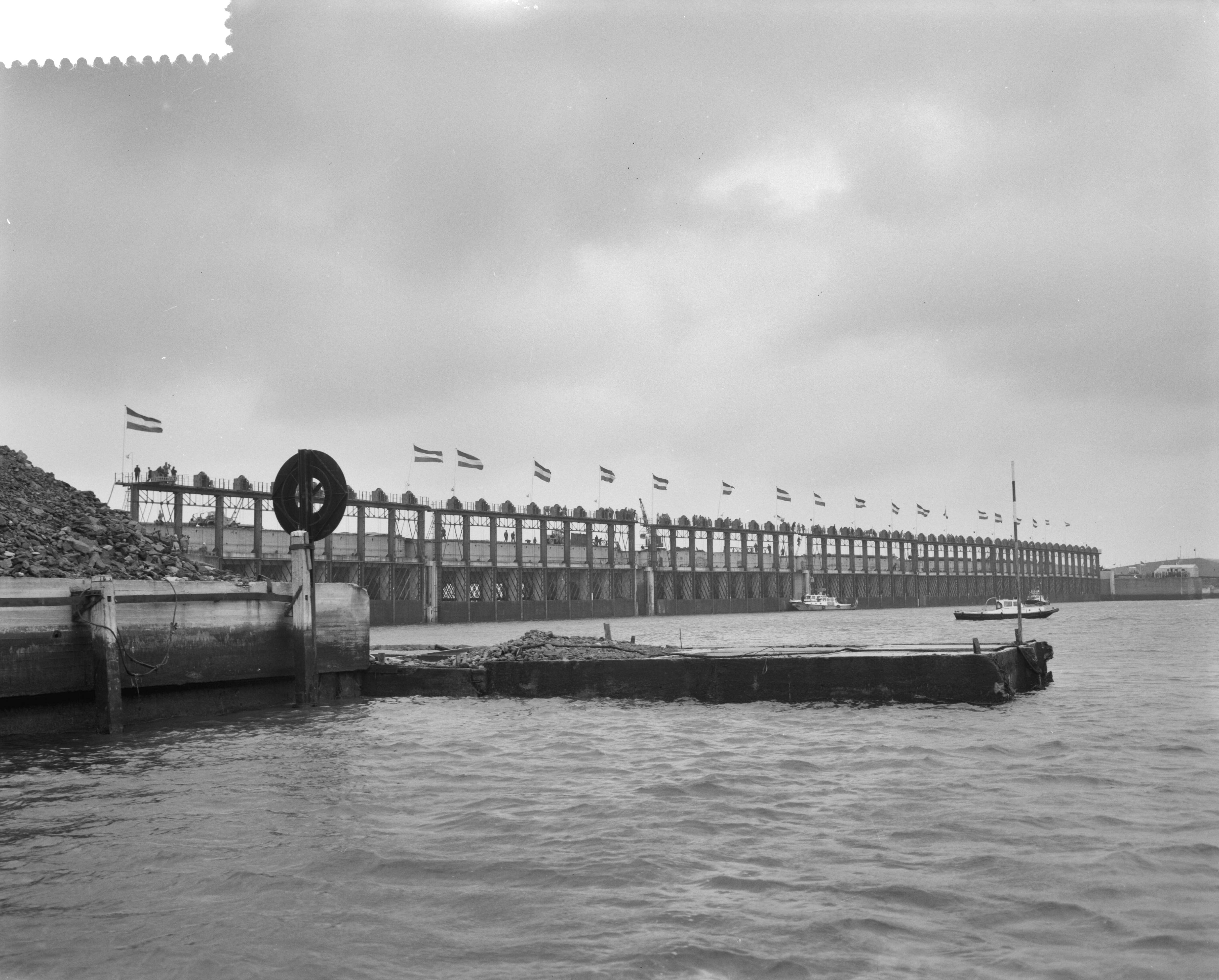 Fotocollectie Anefo — Definitieve sluiting van het Veerse Gat — Foto: Rossem, Wim van / Anefo. Licentie: Set B: Rechtenvrij / Publiek Domein. Bron: Nationaal Archief. http://hdl.handle.net/10648/a9d31650-d0b4-102d-bcf8-003048976d84