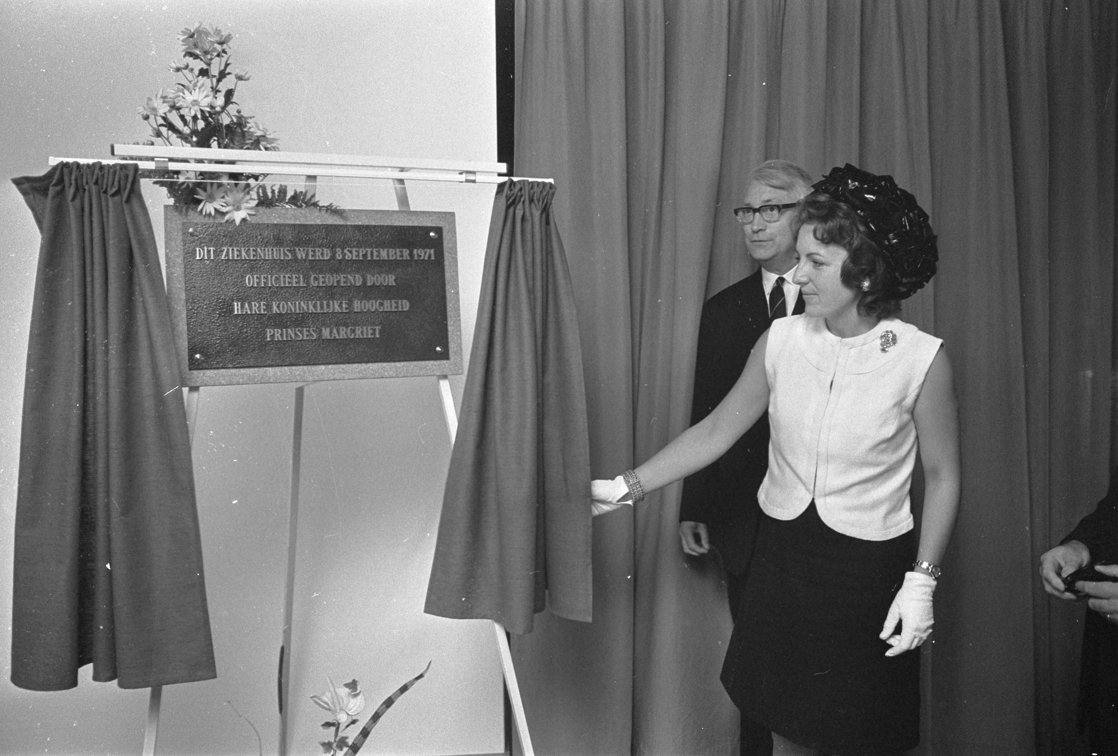 Fotocollectie Anefo — Prinses Margriet opent Juliana Ziekenhuis te Ede — Foto: Verhoeff, Bert / Anefo. Licentie: Set B: Rechtenvrij / Publiek Domein. Bron: Nationaal Archief. http://hdl.handle.net/10648/abcde002-d0b4-102d-bcf8-003048976d84