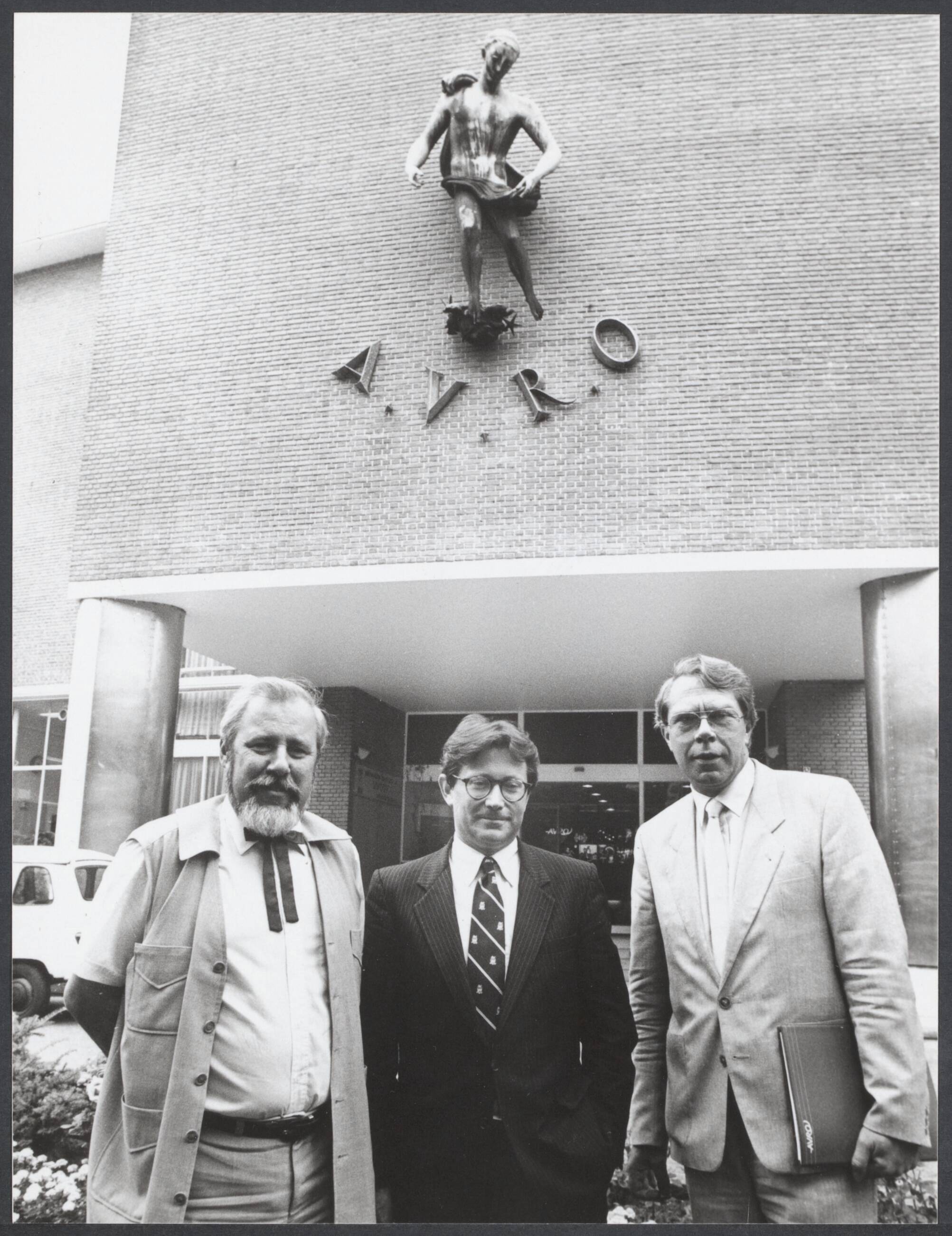 AVRO (Algemene Vereniging Radio Omroep). Bijzondere gebeurtenissen - Nederland — Persconferentie AVRO. Vlnr. de managers Kees Buurman (verstrooiing), Fons van Westerloo (informatie) en Chris van Hoorn (cultuur) — Foto: Bogaerts, Rob / Anefo. Licentie: Set B: Rechtenvrij / Publiek Domein. Bron: Nationaal Archief. http://hdl.handle.net/10648/a7e182ba-90e5-f74e-31f6-8037492797e3