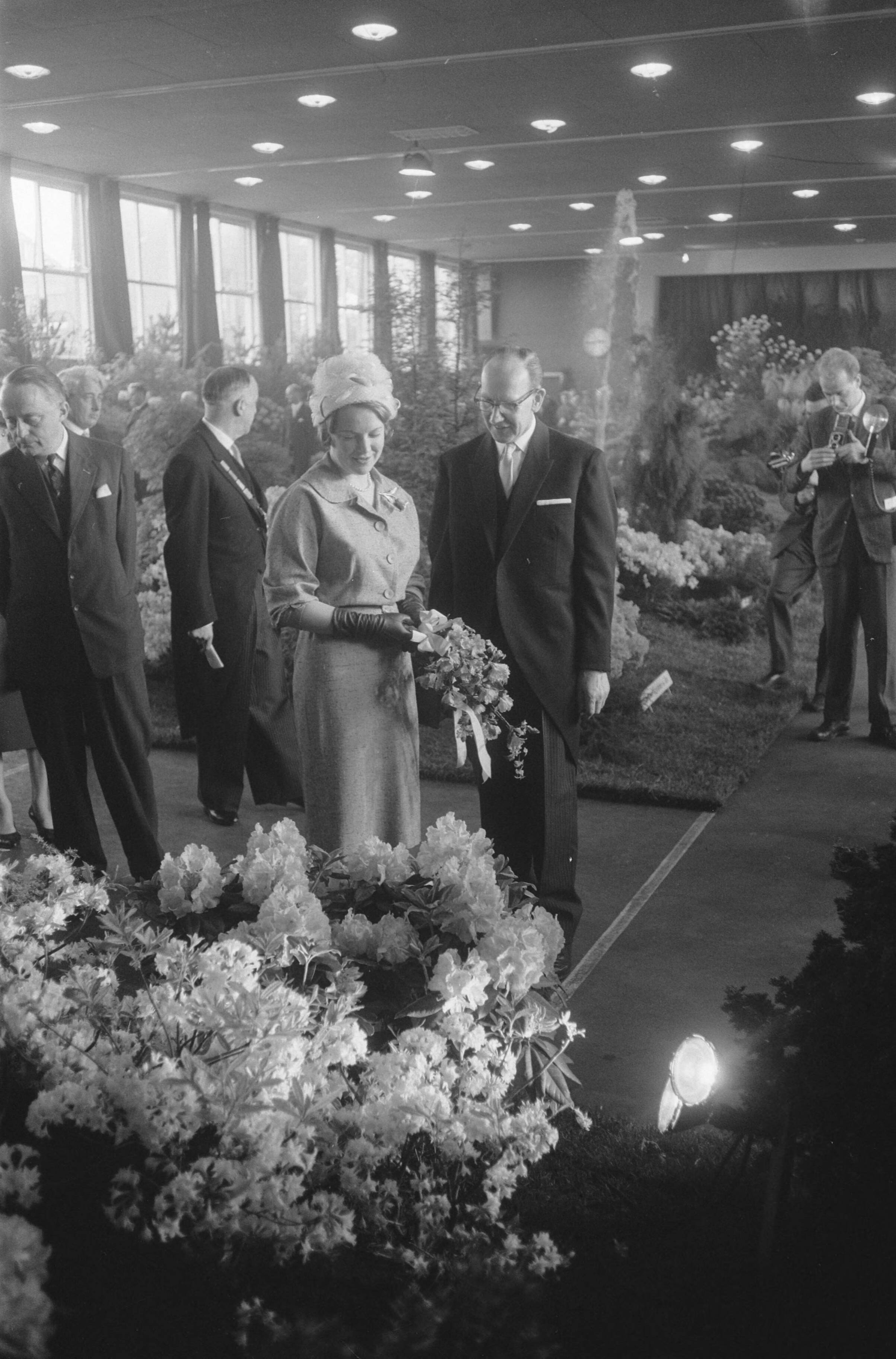 Fotocollectie Anefo — Opening door prinses Irene van de Flora Nova te Boskoop. Prinses Irene tijdens rondgang, met voorzitter H.J. Grootendorst. Links commissaris der koningin J. Klaasesz en burgemeester E.P. Verkerk — Foto: Pot, Harry / Anefo. Licentie: Set B: Rechtenvrij / Publiek Domein. Bron: Nationaal Archief. http://hdl.handle.net/10648/a9d0d1ba-d0b4-102d-bcf8-003048976d84