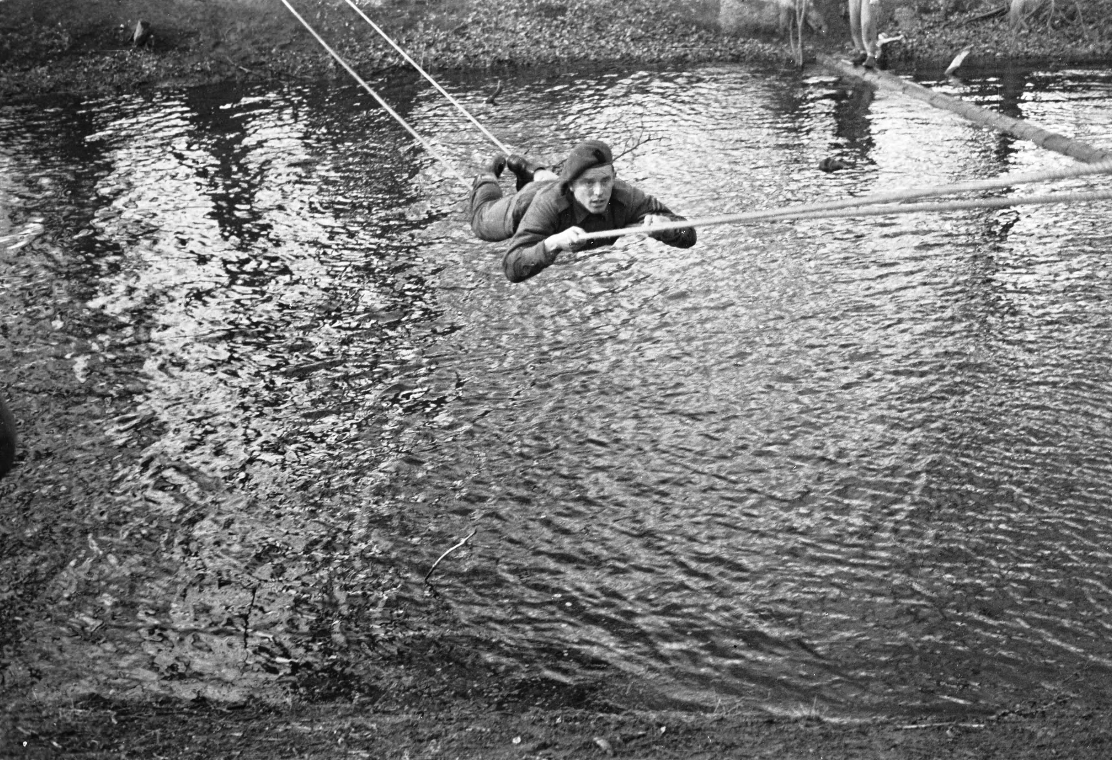 Fotocollectie Anefo — Militair opleidingskamp te Bloemendaal(bezoek Generaal Kruls ) / a nummer aanwezig — Foto: Dudok van Heel, Jack / Anefo. Licentie: Set B: Rechtenvrij / Publiek Domein. Bron: Nationaal Archief. http://hdl.handle.net/10648/a898a318-d0b4-102d-bcf8-003048976d84