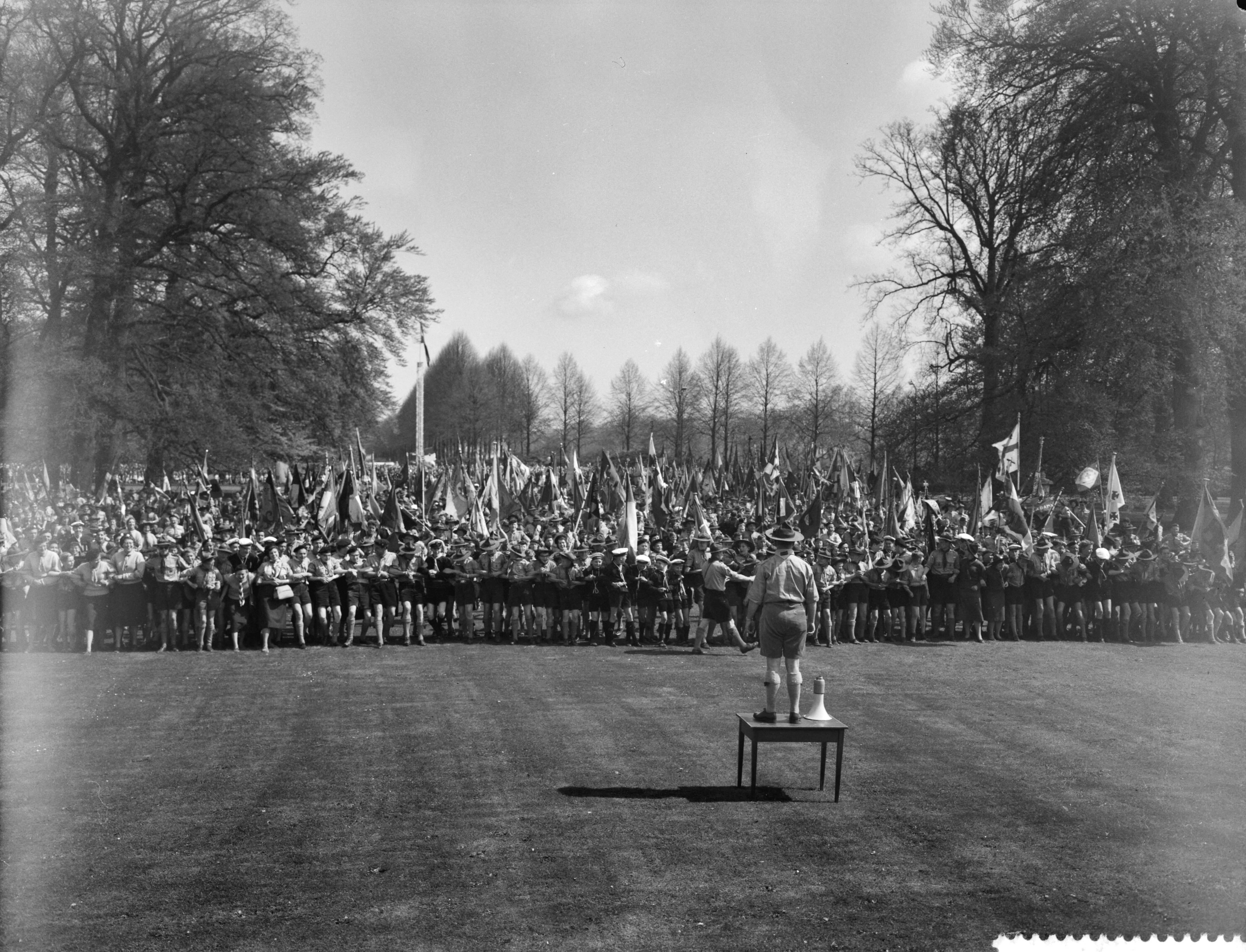 Koninginnedag 1960 — De padvinders verzamelen zich voor het roepen van een yell — Foto: Rossem, Wim van / Anefo. Licentie: Set B: Rechtenvrij / Publiek Domein. Bron: Nationaal Archief. http://hdl.handle.net/10648/a9ad8034-d0b4-102d-bcf8-003048976d84