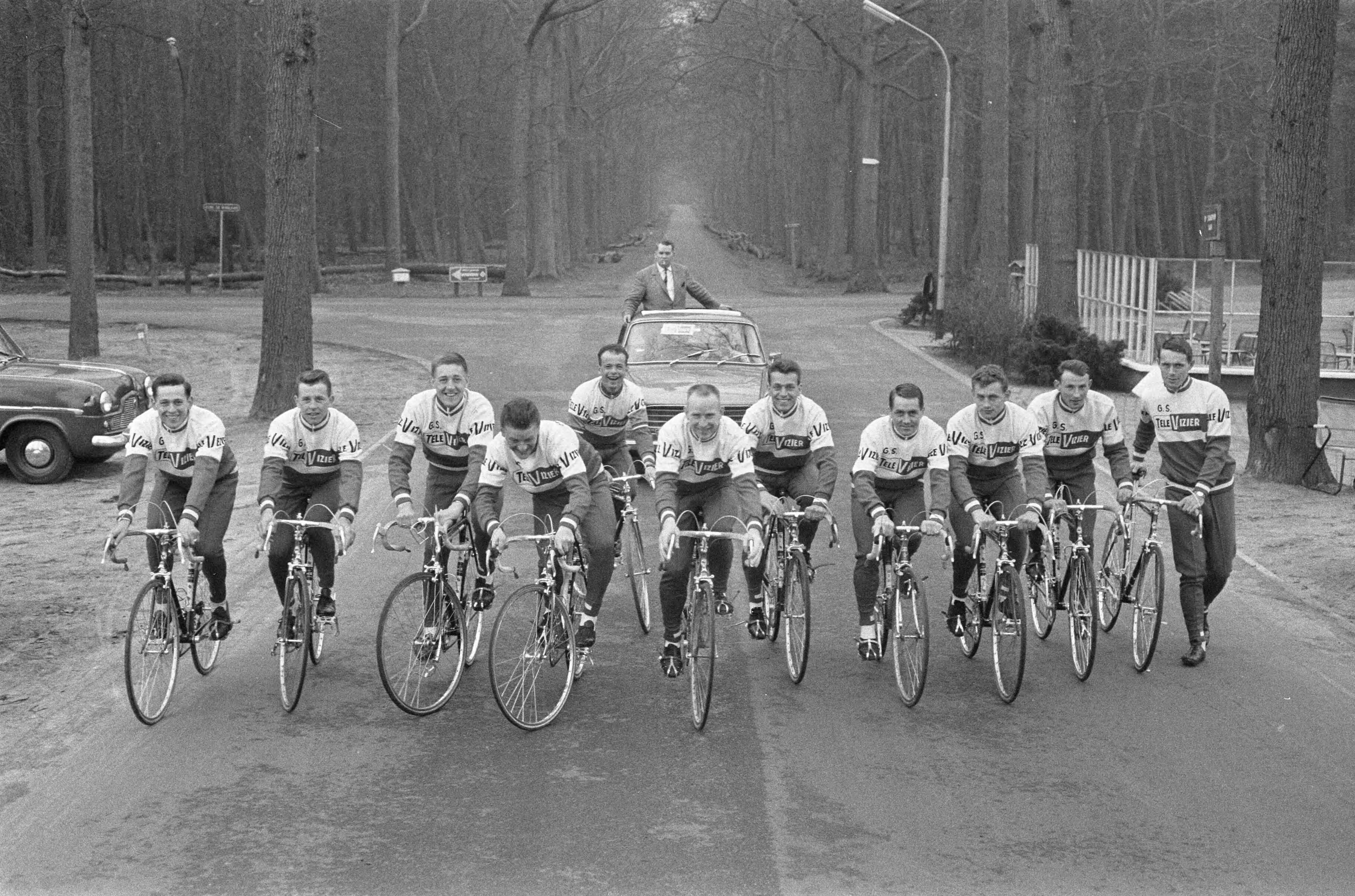 Fotocollectie Anefo — Nederlandse wielerploeg voor Tour de France 1964 gepresenteerd, tijdens een trainingsrit bij Breda, met in de volgauto ploegleider Kees Pellenaars — Foto: Pot, Harry / Anefo. Licentie: Set B: Rechtenvrij / Publiek Domein. Bron: Nationaal Archief. http://hdl.handle.net/10648/aa60e37c-d0b4-102d-bcf8-003048976d84