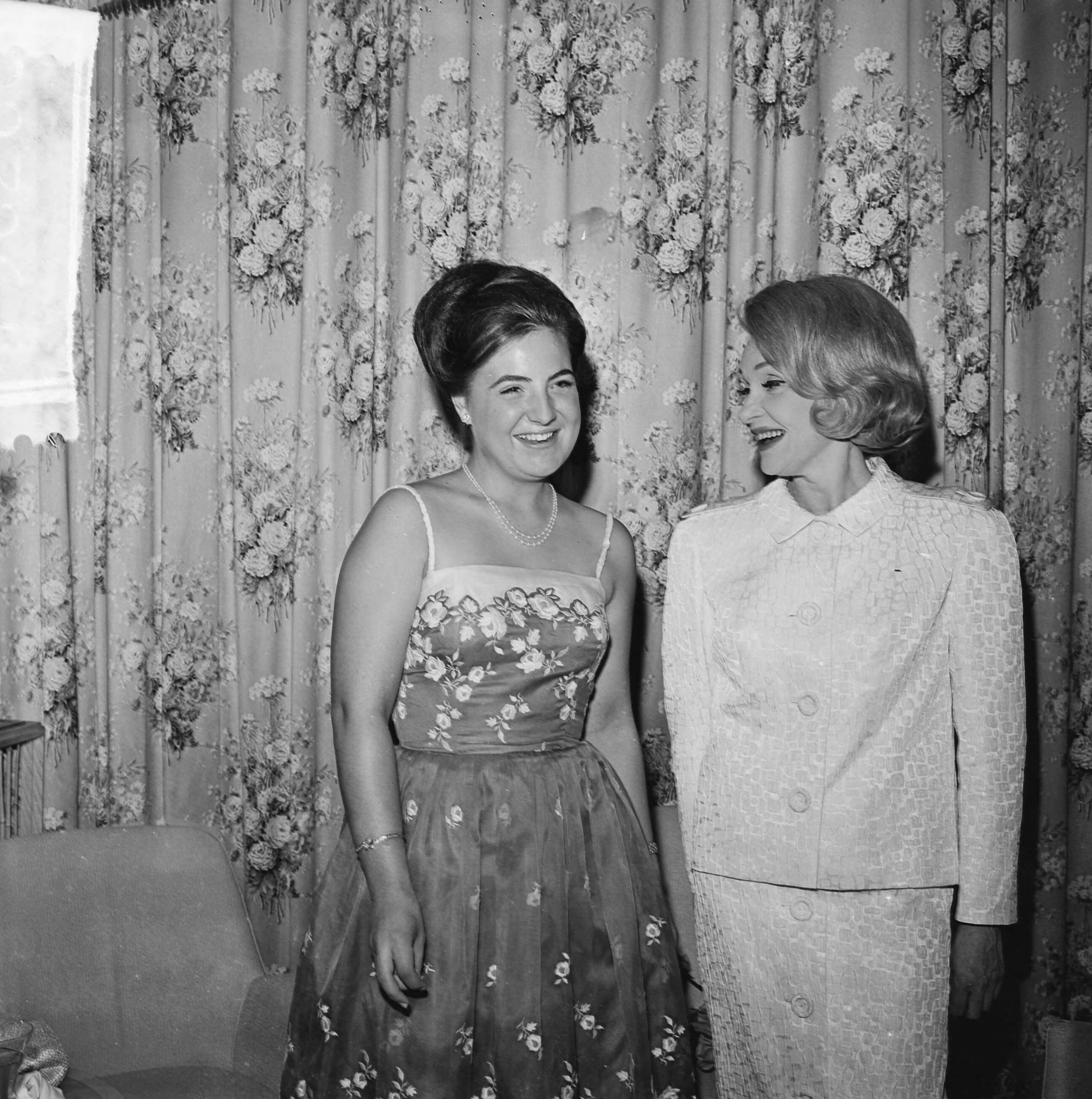 Grand Gala du Disque 1963 — Grand Gala du Disque Populair in het Kurhaus te Scheveningen. Prinses Margriet en Marlene Dietrich — Foto: Koch, Eric / Anefo. Licentie: Set B: Rechtenvrij / Publiek Domein. Bron: Nationaal Archief. http://hdl.handle.net/10648/aa496d3c-d0b4-102d-bcf8-003048976d84