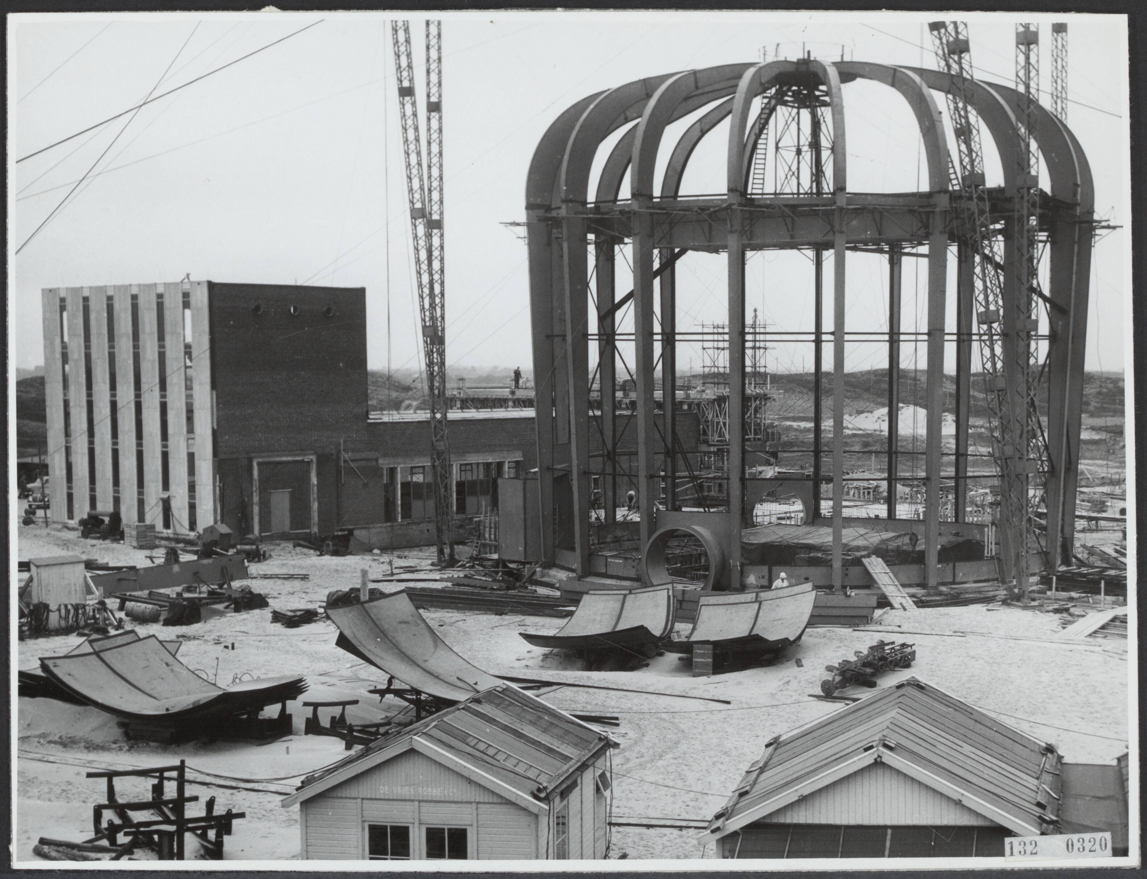 Fotocollectie Rijksvoorlichtingsdienst Eigen — Atoomreactor Petten. Bouwwerkzaamheden — Foto: Pot, Harry / Anefo. Licentie: Set B: Rechtenvrij / Publiek Domein. Bron: Nationaal Archief. http://hdl.handle.net/10648/af535bb2-d0b4-102d-bcf8-003048976d84