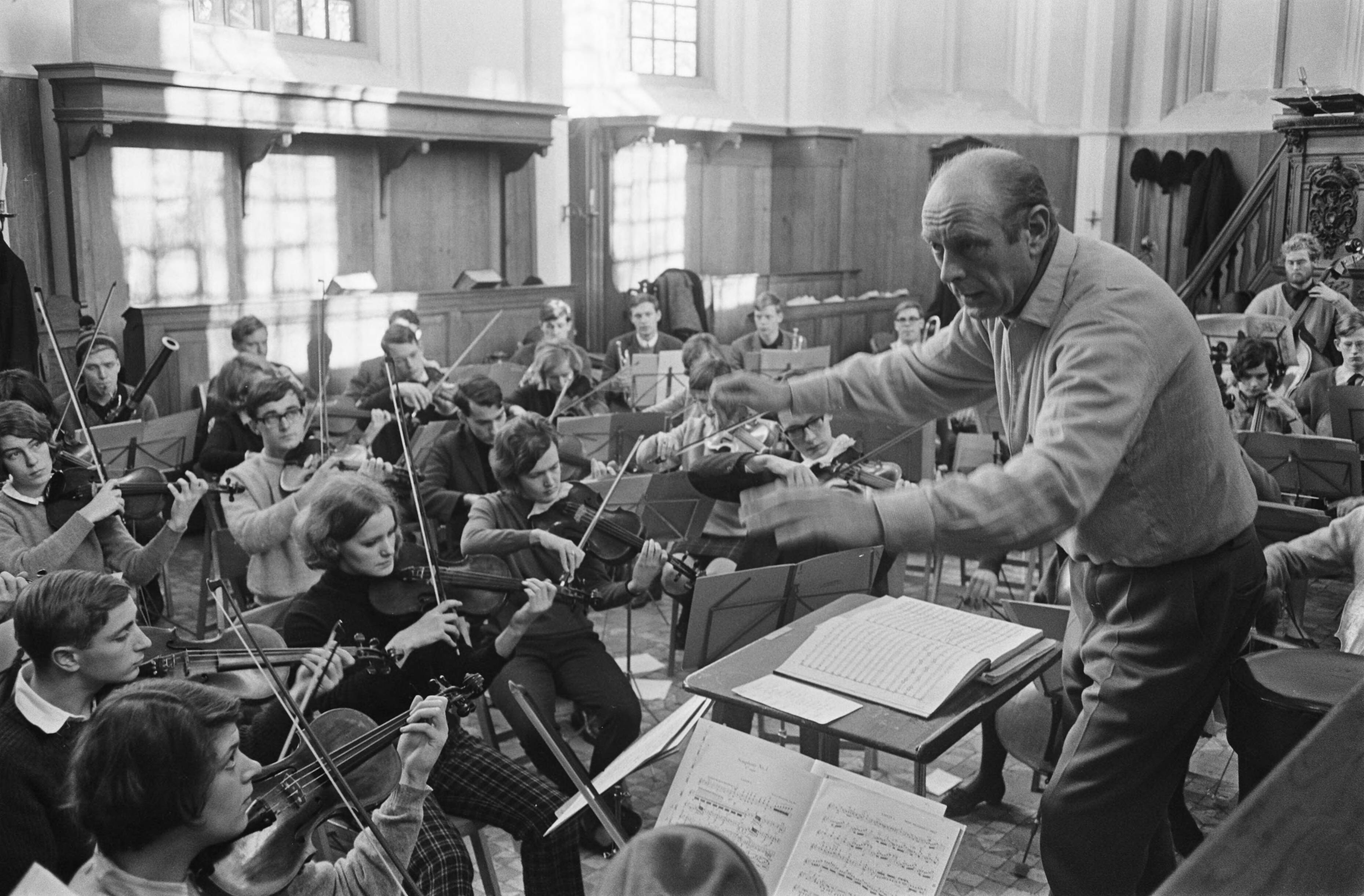 Fotocollectie Anefo — Studenten Orkest oefent in kerk van Bergen. De paukenist met ijsmuts maakt handig gebruik van zijn stokken — Foto: Koch, Eric / Anefo. Licentie: Set B: Rechtenvrij / Publiek Domein. Bron: Nationaal Archief. http://hdl.handle.net/10648/ab31d680-d0b4-102d-bcf8-003048976d84