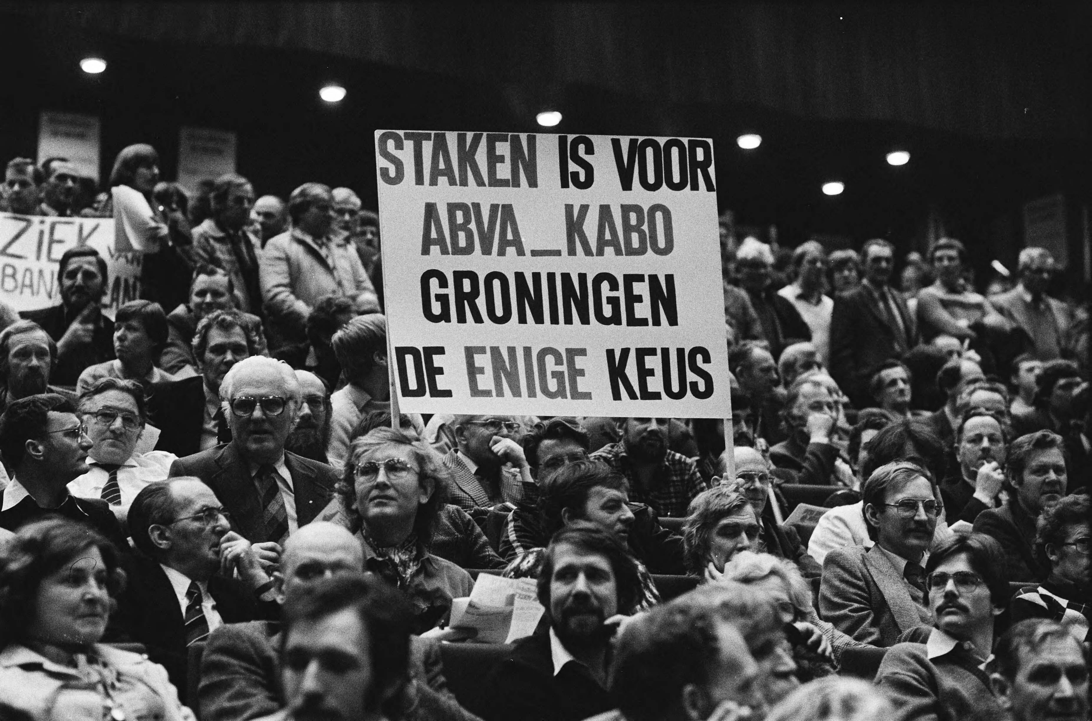 Fotocollectie Anefo — Aktiedag ABVA/KABO in Jaarbeurs te Utrecht tegen bezuinigingsplannen van het ziekengeld. Overzicht van de zaal met spandoek — Foto: Antonisse, Marcel / Anefo. Licentie: Set B: Rechtenvrij / Publiek Domein. Bron: Nationaal Archief. http://hdl.handle.net/10648/ad11148e-d0b4-102d-bcf8-003048976d84