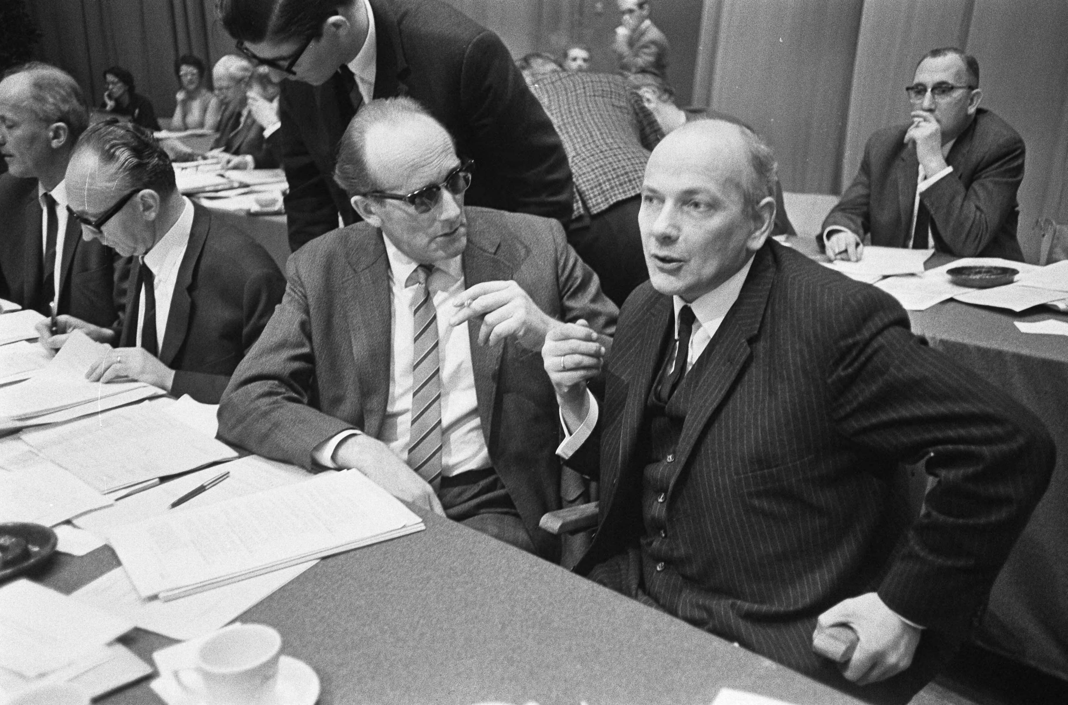 Fotocollectie Anefo — Verkiezingscongres PvdA in Concertgebouw te Haarlem — Foto: Koch, Eric / Anefo. Licentie: Set B: Rechtenvrij / Publiek Domein. Bron: Nationaal Archief. http://hdl.handle.net/10648/ab0b10b8-d0b4-102d-bcf8-003048976d84