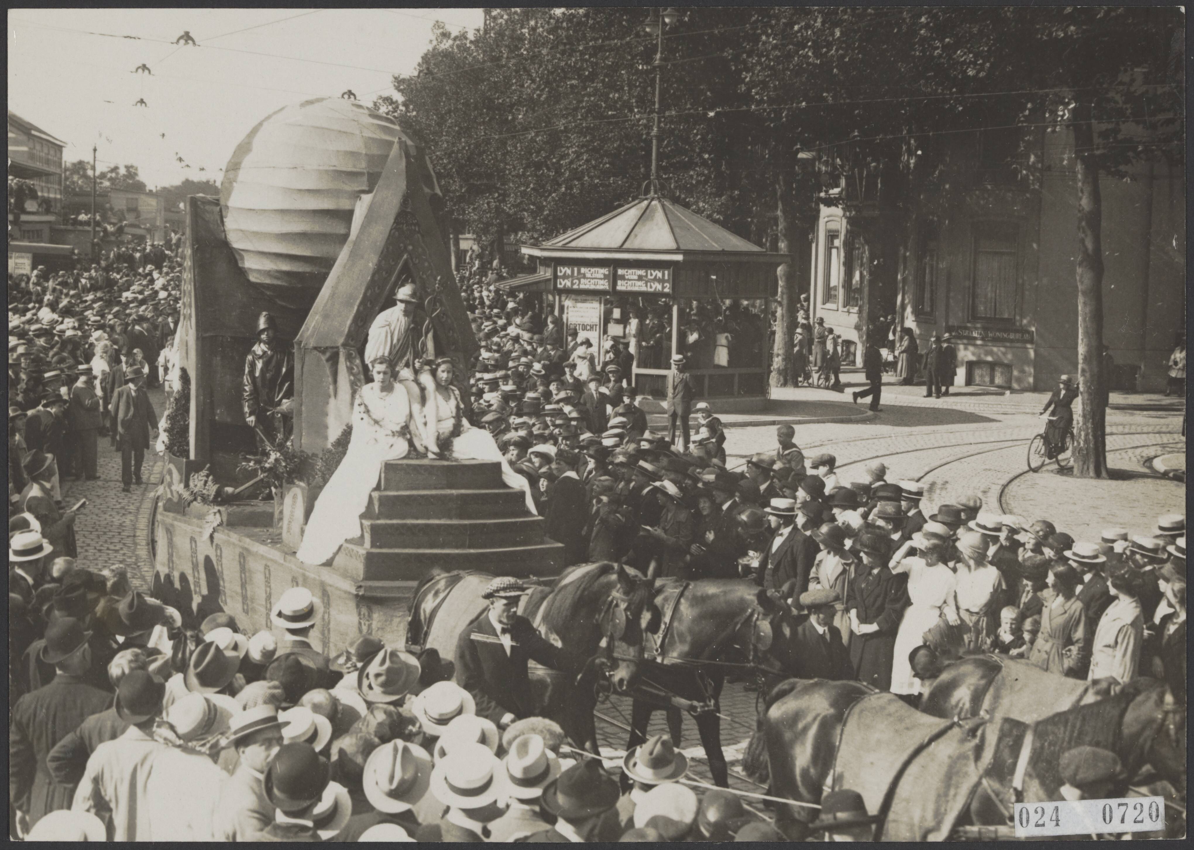 Fotocollectie Elsevier Binnenland — Historische optocht "Handel en Nijverheid" te Utrecht — Foto: De Fotocentrale. Licentie: Set B: Rechtenvrij / Publiek Domein. Bron: Nationaal Archief. http://hdl.handle.net/10648/add84694-d0b4-102d-bcf8-003048976d84