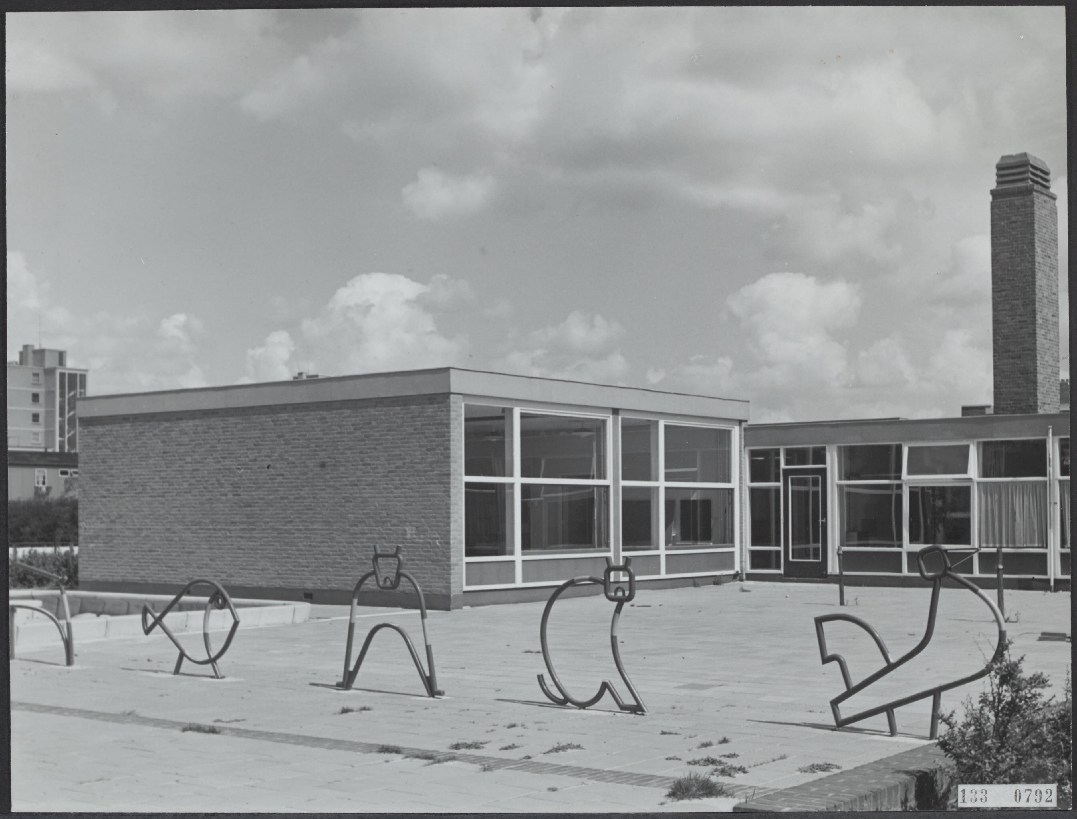 Fotocollectie Rijksvoorlichtingsdienst Eigen — Den Haag. Hongarenburg, school: buizenplastieken van verschillende dieren naar ontwerp van de kunstschilder H. Hierck — Foto: Fotodienst Gemeente Den Haag. Licentie: Set B: Rechtenvrij / Publiek Domein. Bron: Nationaal Archief. http://hdl.handle.net/10648/af5a8e0a-d0b4-102d-bcf8-003048976d84