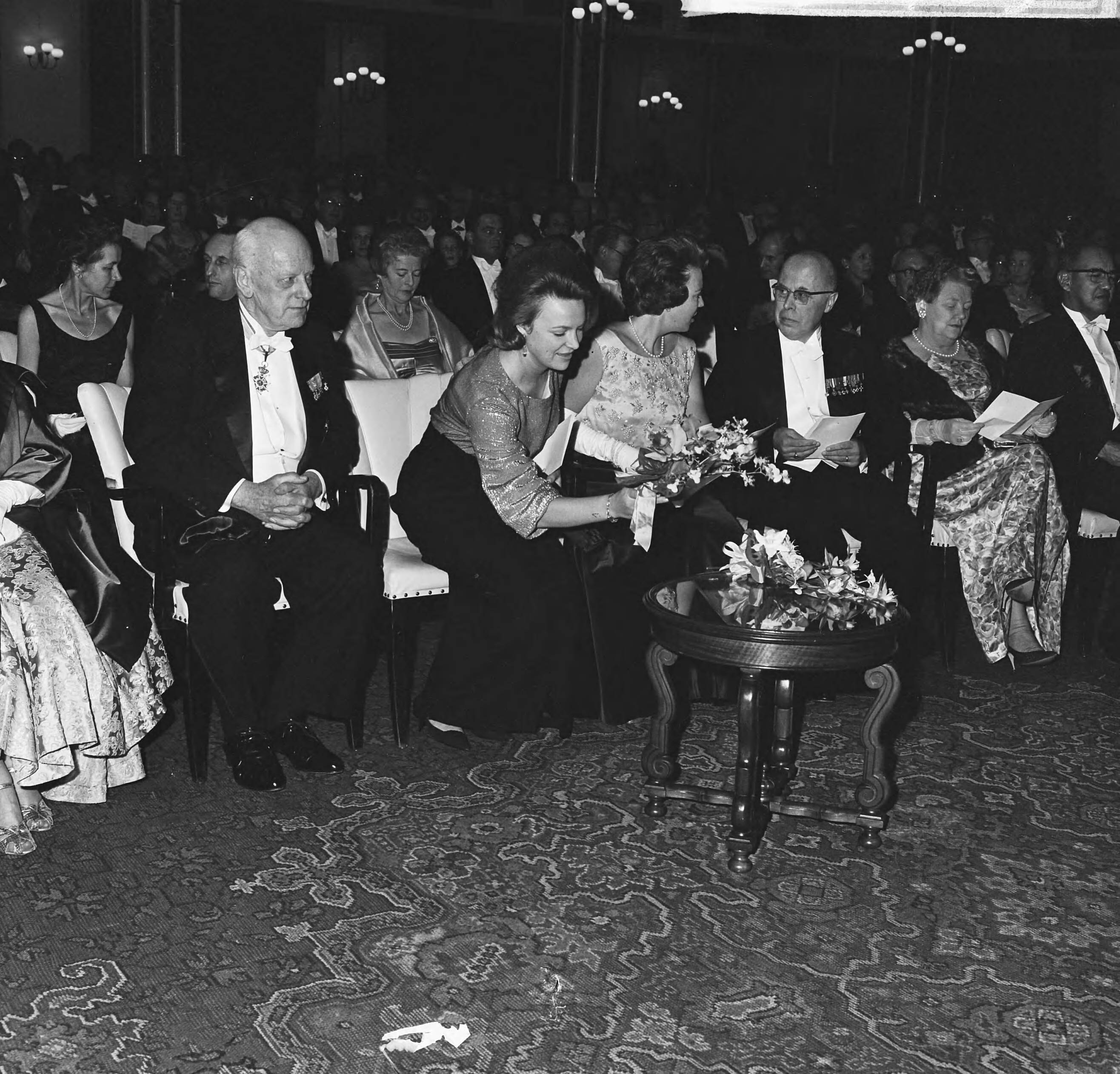 Fotocollectie Anefo — Prinses Beatrix en prinses Irene hebben in het Kurhaus te Scheveningen een galaconcert ter herdenking 150-jarig Koninkrijk bijgewoond. Vlnr. mr. J.A. Jonkman (voorzitter Eerste Kamer), prinses Irene, prinses Beatrix en minister van Staat L.J.M. Beel (vice-voorzitter comité Nationale Herdenking) — Foto: Koch, Eric / Anefo. Licentie: Set B: Rechtenvrij / Publiek Domein. Bron: Nationaal Archief. http://hdl.handle.net/10648/aa52e448-d0b4-102d-bcf8-003048976d84
