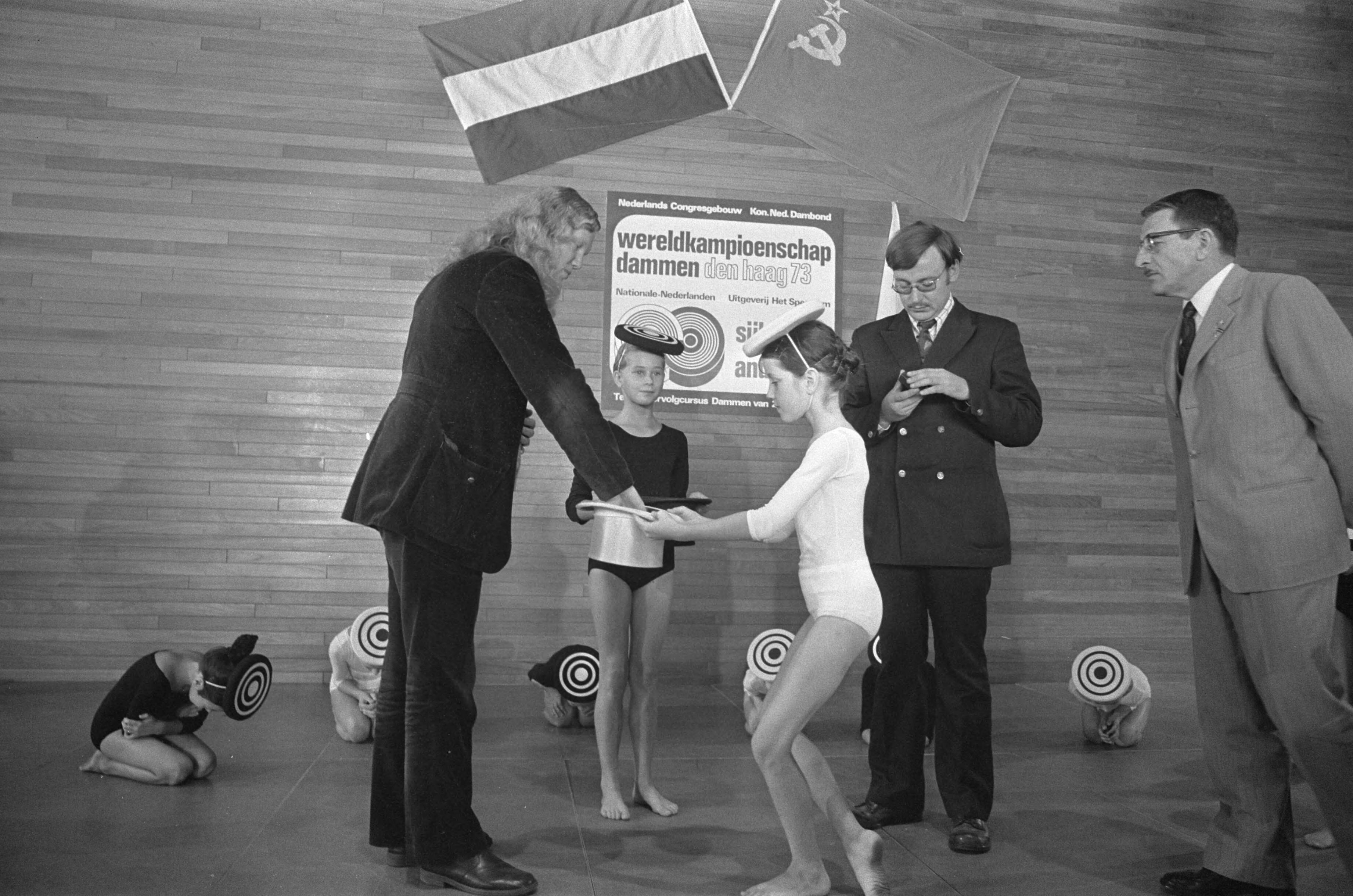 Fotocollectie Anefo — Sijbrands (links) en Andreiko loten voor wereldkampioenschappen dammen in Den Haag — Foto: Verhoeff, Bert / Anefo. Licentie: Set B: Rechtenvrij / Publiek Domein. Bron: Nationaal Archief. http://hdl.handle.net/10648/ac382e6c-d0b4-102d-bcf8-003048976d84