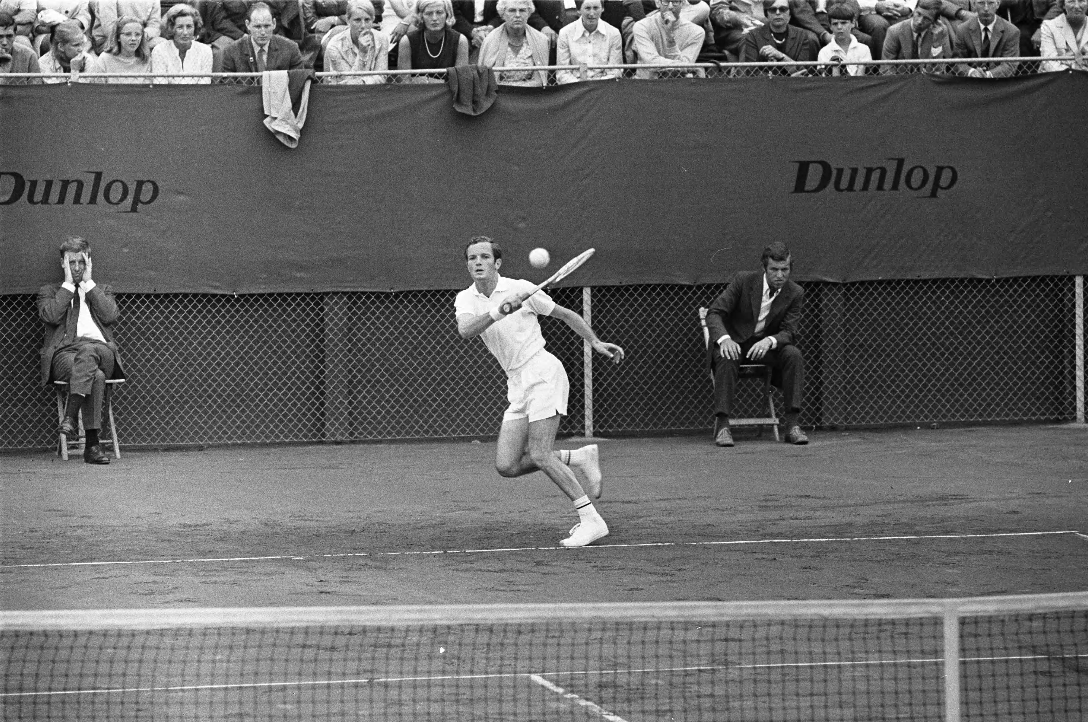 Tenniswedstrijden op de METS-banen te Scheveningen — Tom Okker in actie tegen John Newcombe — Foto: Fotograaf Onbekend / Anefo. Licentie: Set B: Rechtenvrij / Publiek Domein. Bron: Nationaal Archief. http://hdl.handle.net/10648/ab71aaee-d0b4-102d-bcf8-003048976d84