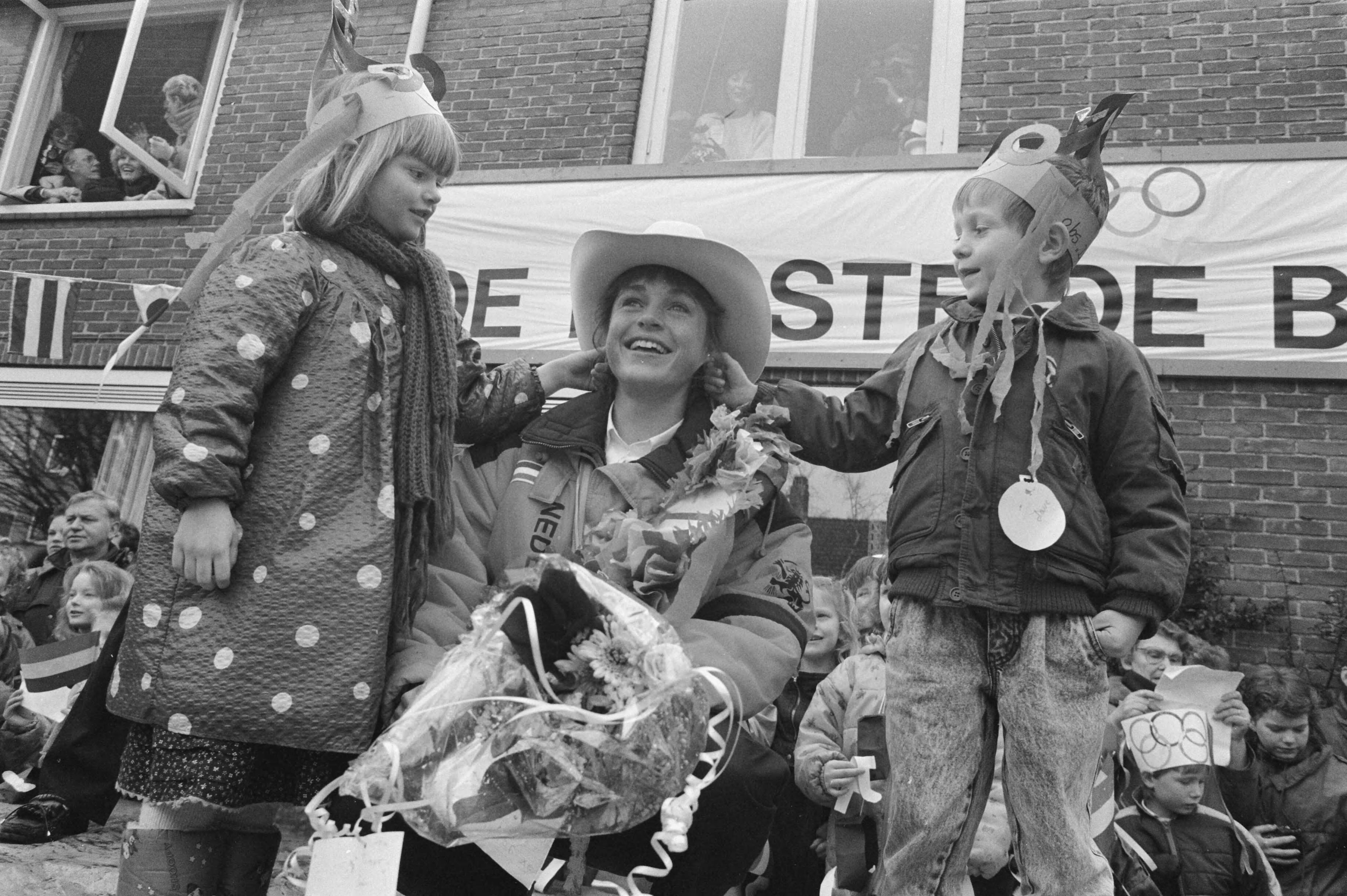 Fotocollectie Anefo — Yvonne van Gennip bij aankomst thuis in Haarlem; tijdens zanghulde — Foto: Croes, Rob C. / Anefo. Licentie: Set B: Rechtenvrij / Publiek Domein. Bron: Nationaal Archief. http://hdl.handle.net/10648/ad68e164-d0b4-102d-bcf8-003048976d84