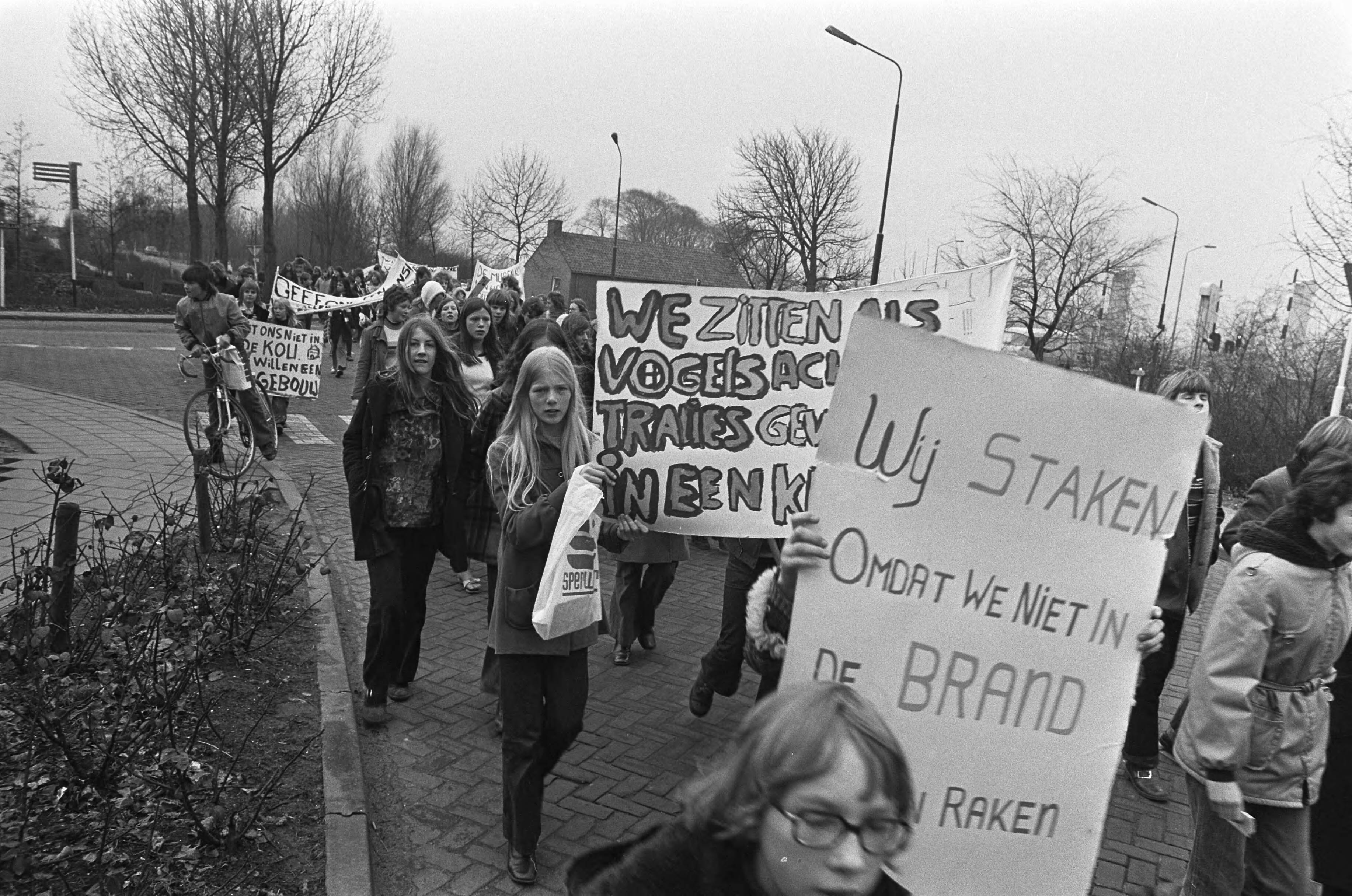 Fotocollectie Anefo — Scholieren van Christelijke Mavo te Monnickendam demonstreren uit protest tegen slechte toestand schoolgebouw — Foto: Verhoeff, Bert / Anefo. Licentie: Set B: Rechtenvrij / Publiek Domein. Bron: Nationaal Archief. http://hdl.handle.net/10648/ac234768-d0b4-102d-bcf8-003048976d84