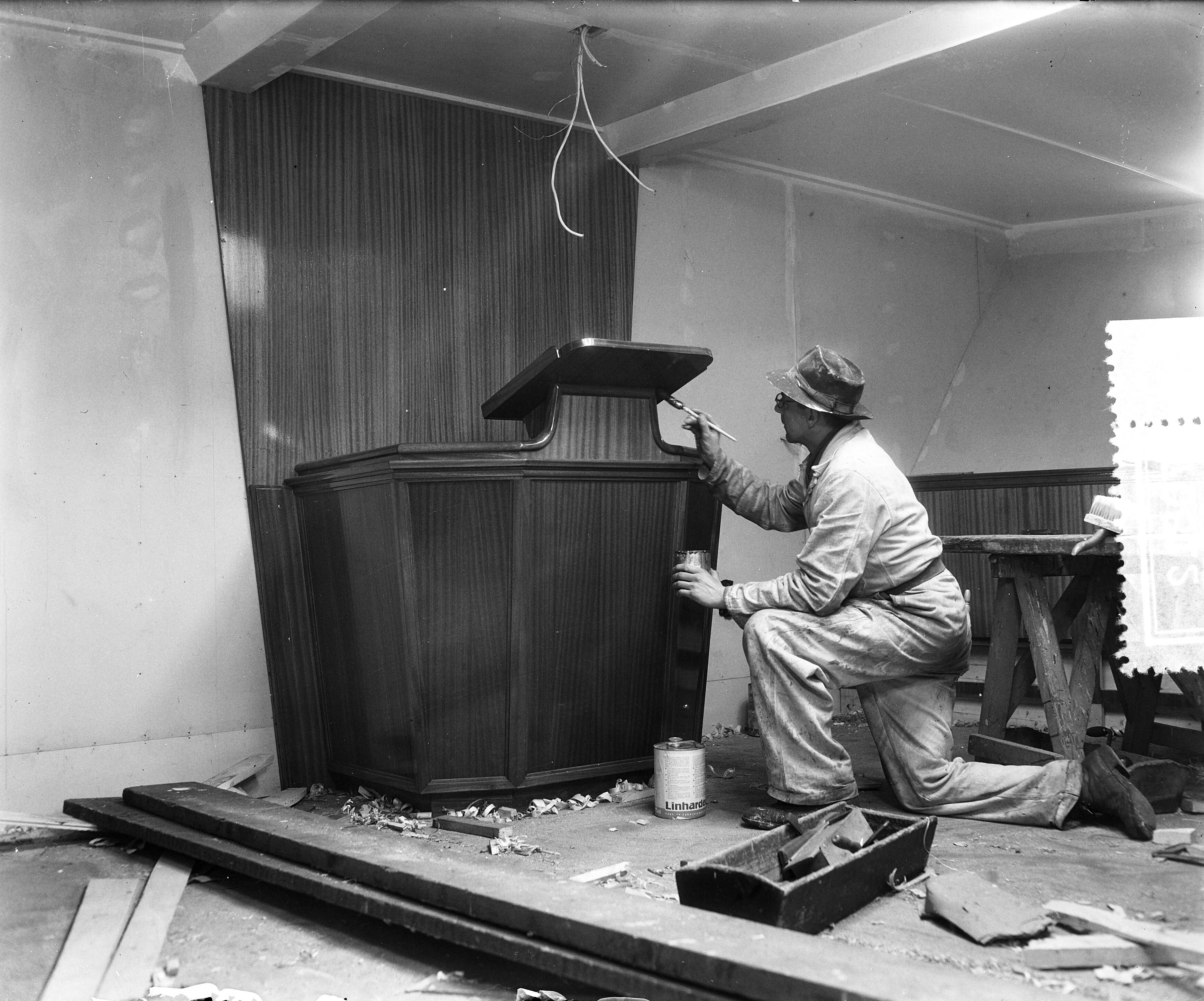 Fotocollectie Anefo — Bouw hospitaal-kerkschip (HKS) "De Hoop" bij de N.V. Zaanlandse Scheepbouw Maatschappij te Zaandam — Foto: Rossem, Wim van / Anefo. Licentie: Set B: Rechtenvrij / Publiek Domein. Bron: Nationaal Archief. http://hdl.handle.net/10648/a933a052-d0b4-102d-bcf8-003048976d84