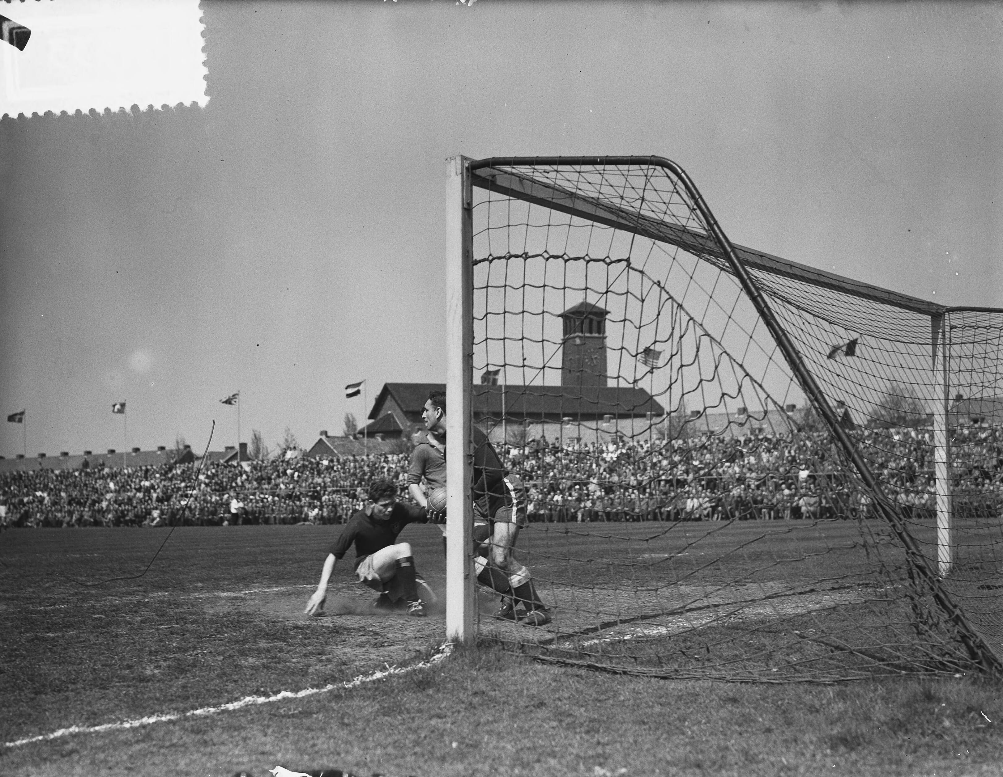 Fotocollectie Anefo — Voetbal Haarlem tegen Stormvogels — Foto: Bilsen, Joop van / Anefo. Licentie: Set B: Rechtenvrij / Publiek Domein. Bron: Nationaal Archief. http://hdl.handle.net/10648/a9219b00-d0b4-102d-bcf8-003048976d84