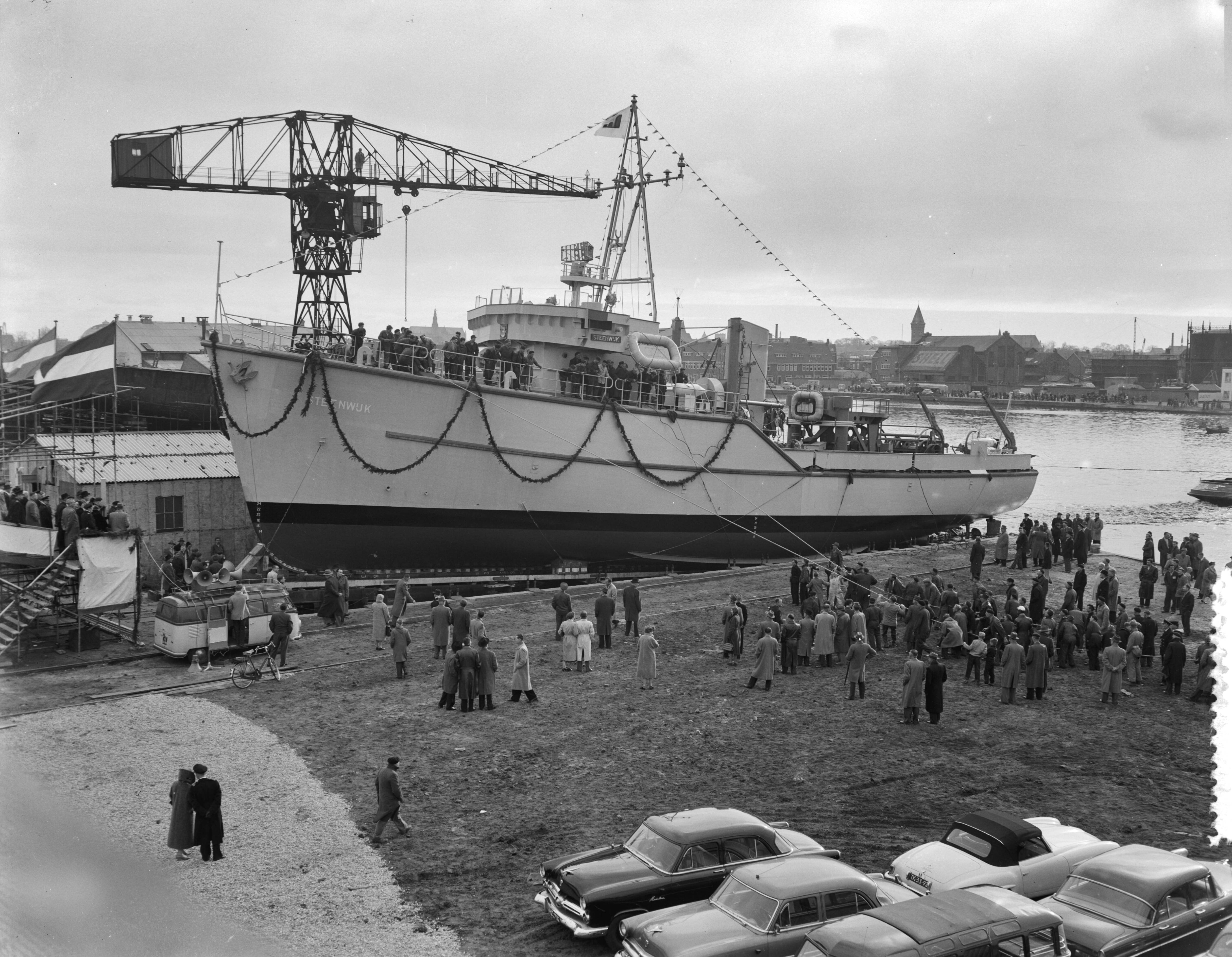 Fotocollectie Anefo — Poging tot tewaterlating van de kustmijnenveger Hr. Ms. "Steenwijk" bij de N.V. Haarlemse Scheepsbouw Maatschappij te Haarlem — Foto: Rossem, Wim van / Anefo. Licentie: Set B: Rechtenvrij / Publiek Domein. Bron: Nationaal Archief. http://hdl.handle.net/10648/a9466782-d0b4-102d-bcf8-003048976d84