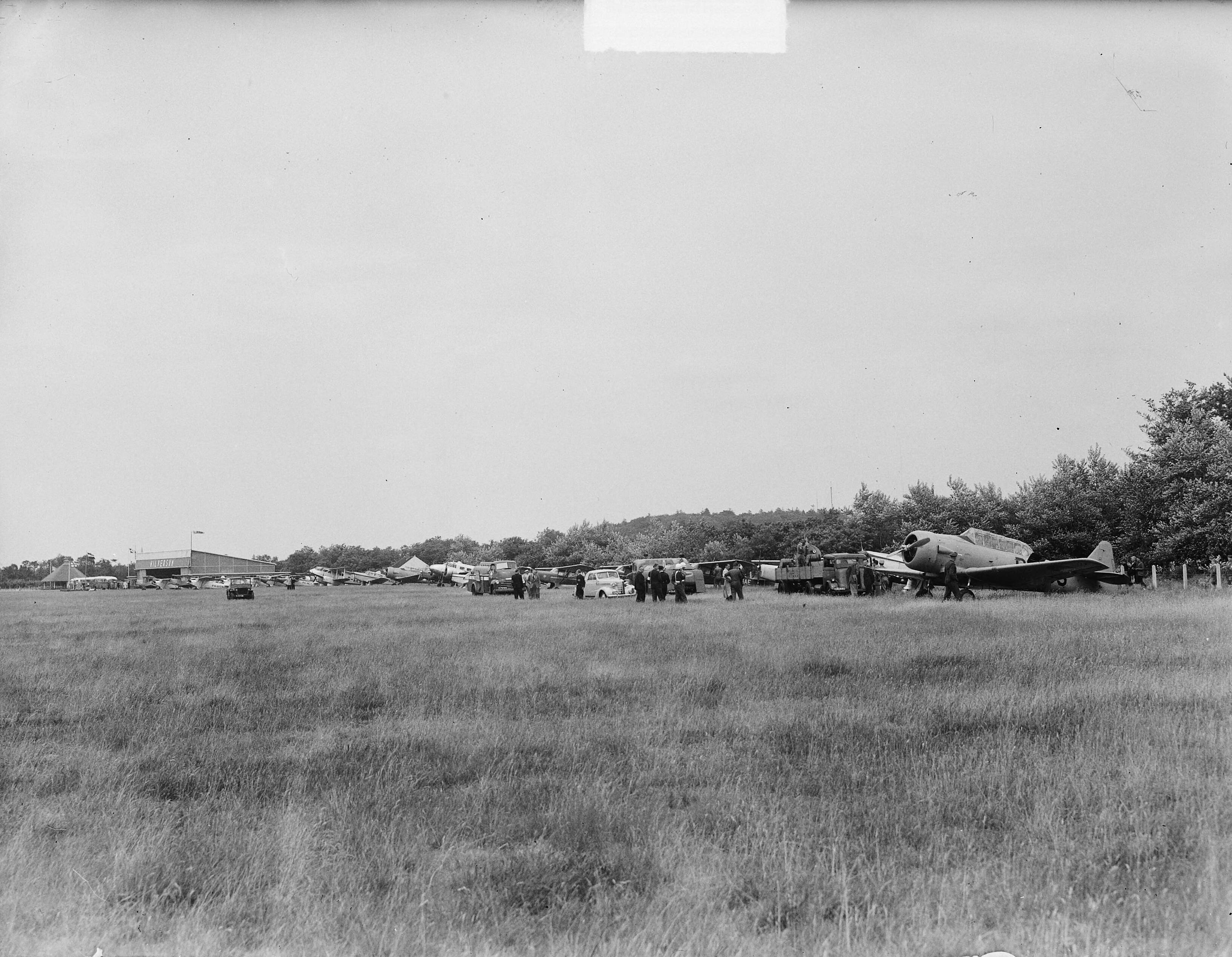 Fotocollectie Anefo — Benelux rondvlucht, aankomst op vliegveld Hilversum — Foto: Pot, Harry / Anefo. Licentie: Set B: Rechtenvrij / Publiek Domein. Bron: Nationaal Archief. http://hdl.handle.net/10648/a8da278e-d0b4-102d-bcf8-003048976d84