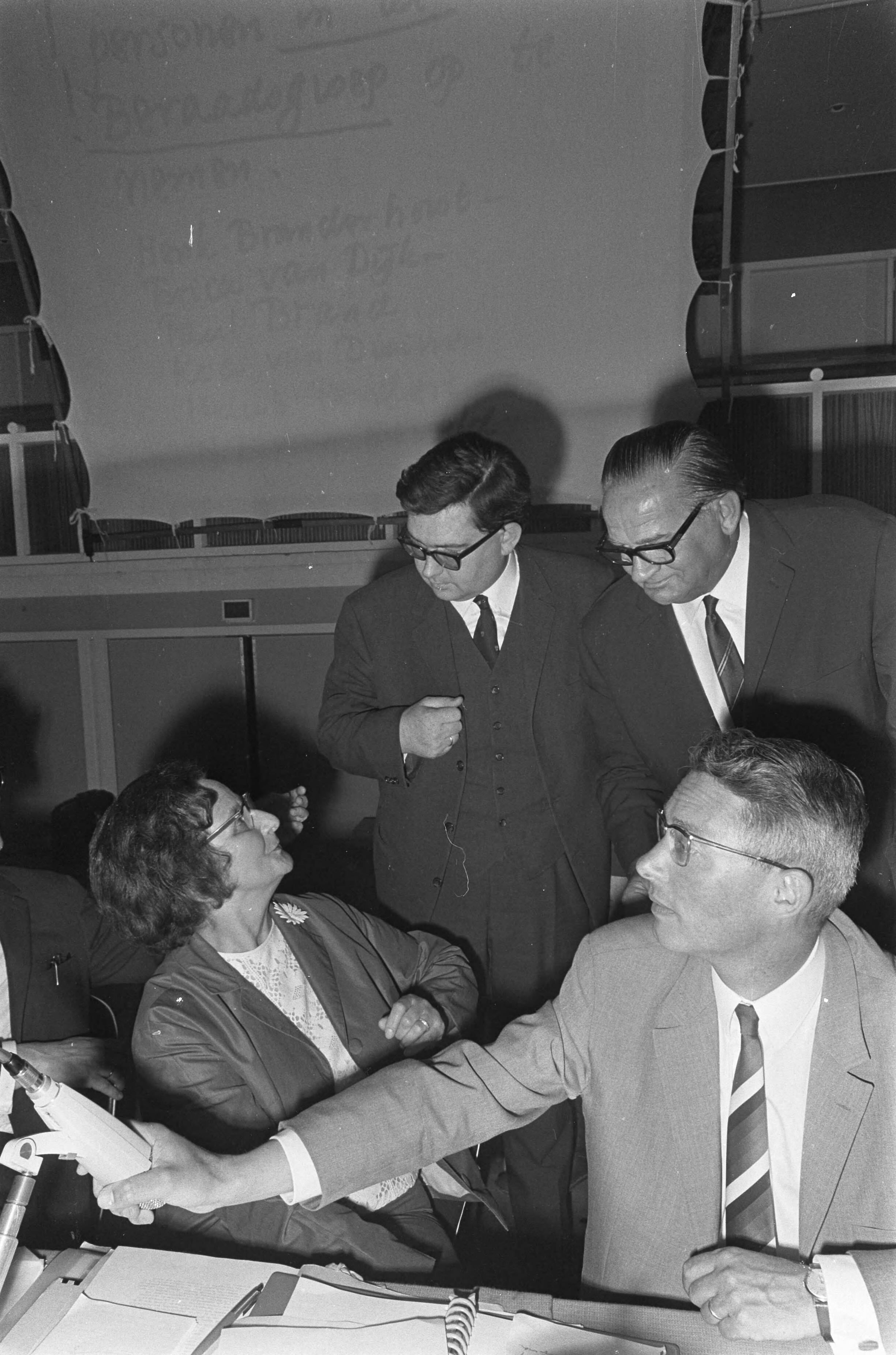 Fotocollectie Anefo — Alg. Ledenvergadering VPRO Expohal Hilversum. vice voorzitter mw drs. A.E.A. Went v.d. Vring in gesprek met Gruyters en Diekerhof, Maris — Foto: Nijs, Jac. de / Anefo. Licentie: Set B: Rechtenvrij / Publiek Domein. Bron: Nationaal Archief. http://hdl.handle.net/10648/ab44d51e-d0b4-102d-bcf8-003048976d84