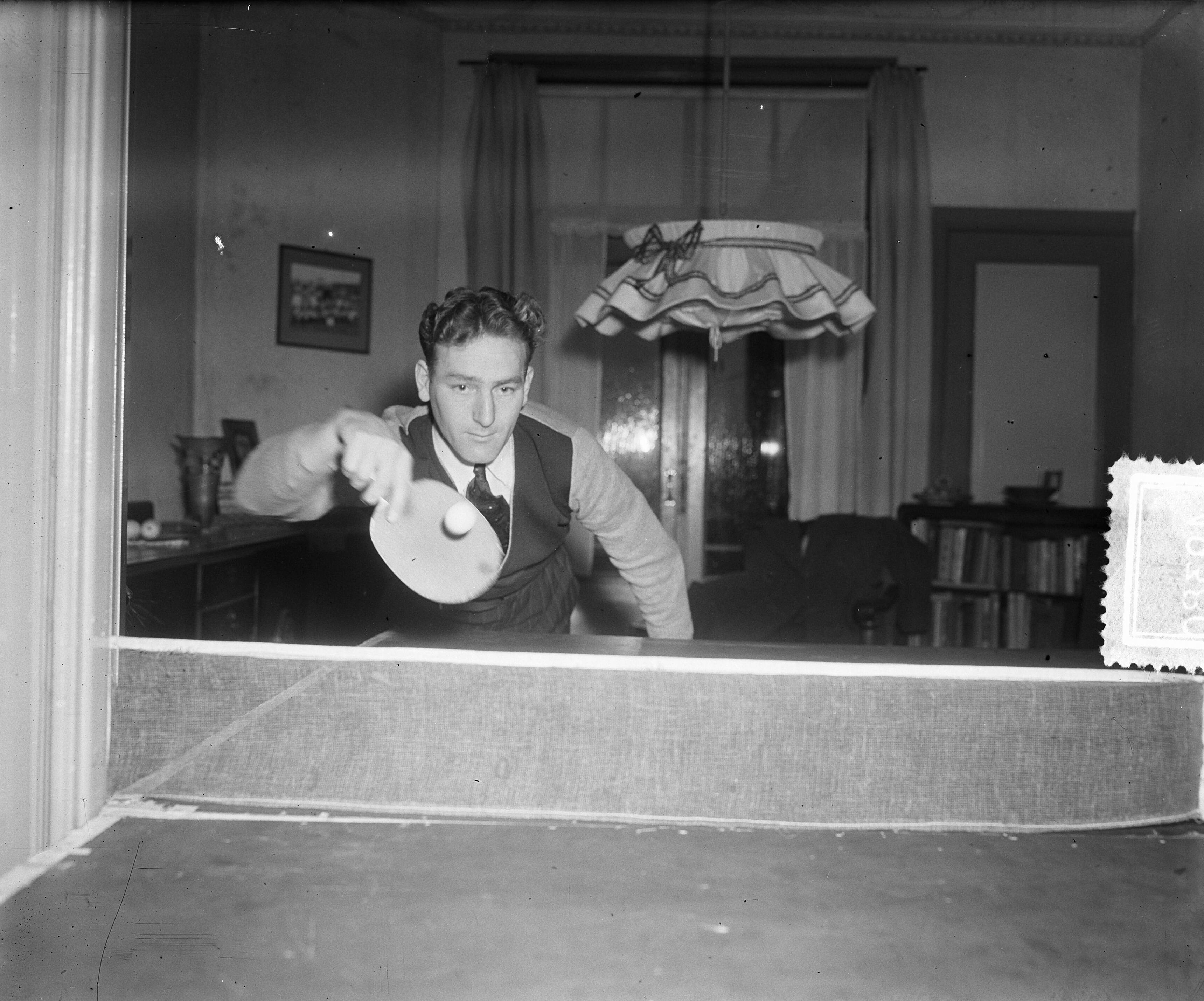 Reportage voetballer Louis Biesbrouck — Voetballer Louis Biesbrouck thuis in Haarlem. Speelt tafeltennis in de huiskamer — Foto: Duinen, H. van / Anefo. Licentie: Set B: Rechtenvrij / Publiek Domein. Bron: Nationaal Archief. http://hdl.handle.net/10648/a8f4a2bc-d0b4-102d-bcf8-003048976d84