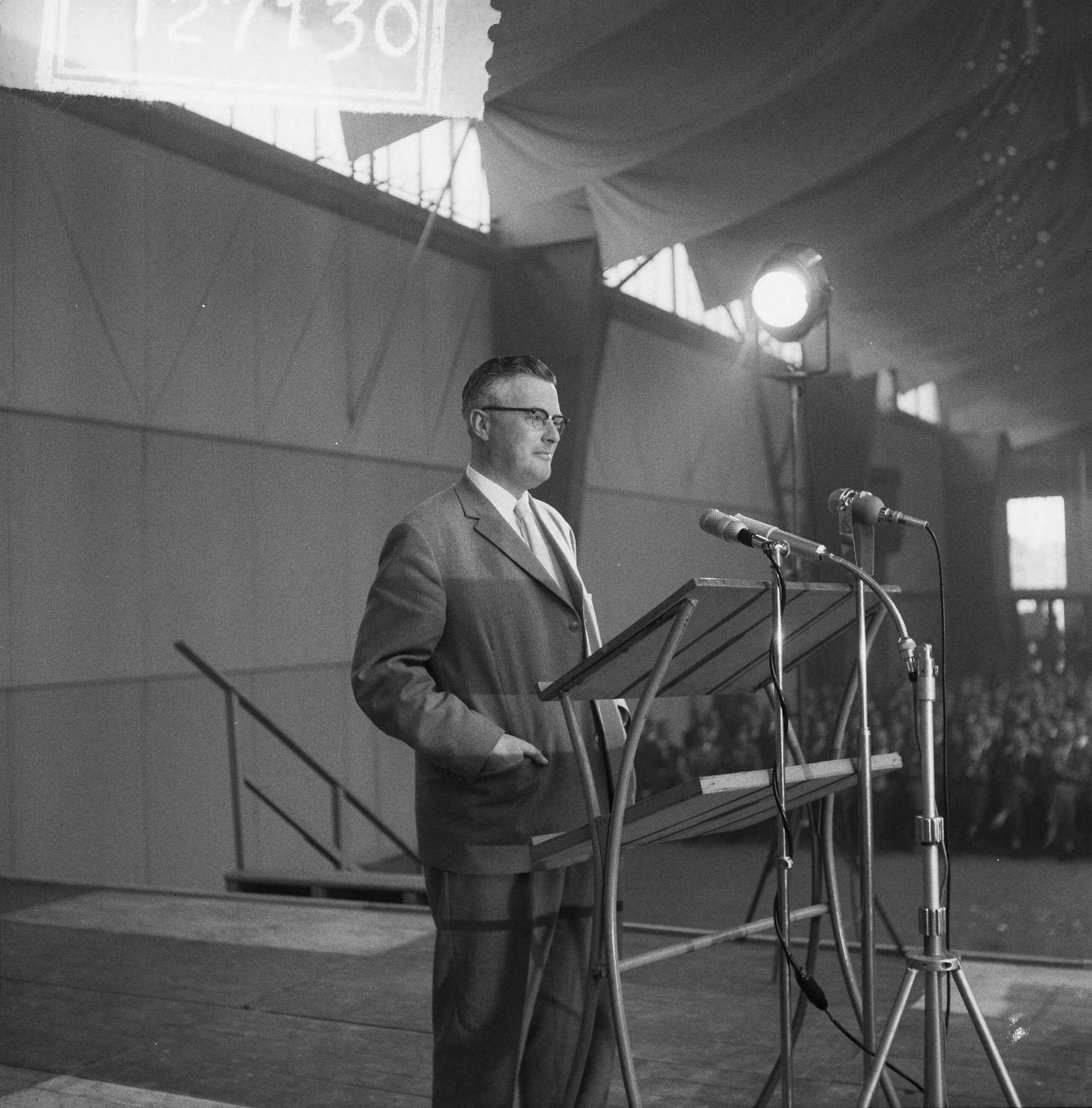 Fotocollectie Anefo — Protestbijeenkomst belastingambtenaren in de Houtrusthallen te Den Haag. Toespraak van J.J. Loerakker, algemeen secretaris van de ARKA (Alg. R.K. Ambtenarenvereniging) — Foto: Lindeboom, Henk / Anefo. Licentie: Set B: Rechtenvrij / Publiek Domein. Bron: Nationaal Archief. http://hdl.handle.net/10648/a9dbd34e-d0b4-102d-bcf8-003048976d84