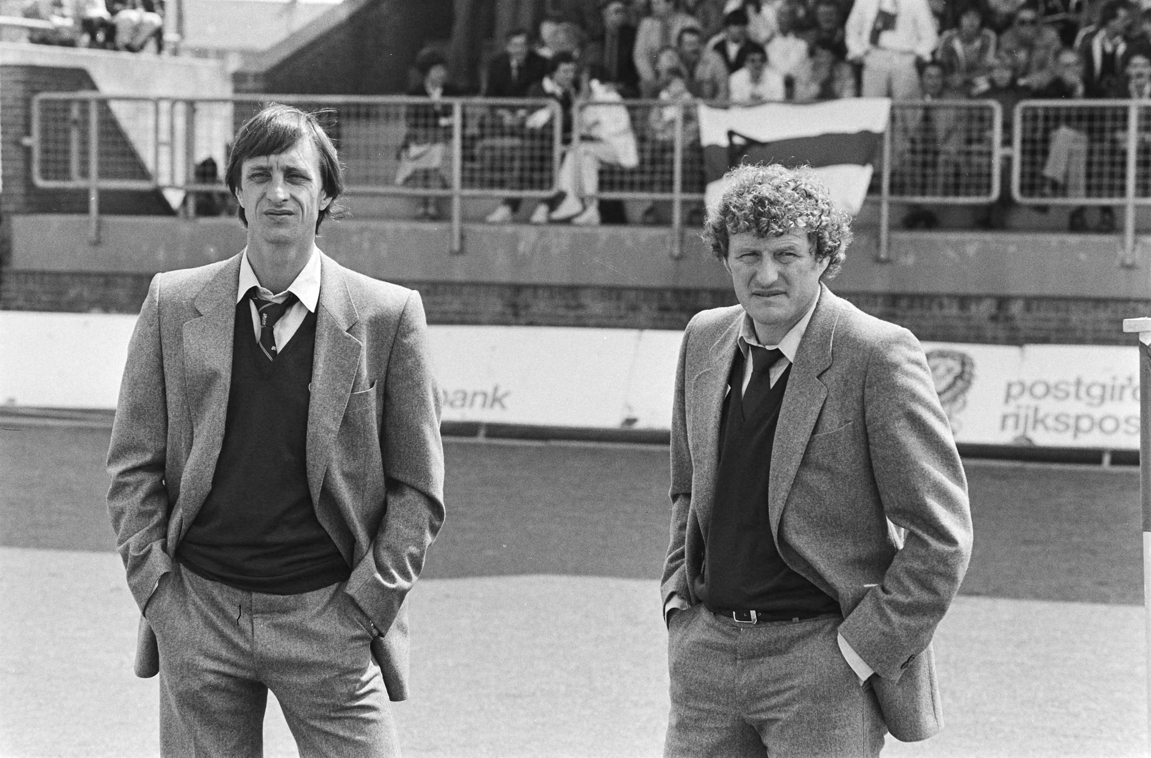 Fotocollectie Anefo — Roda JC tegen Ajax 1-1; Johan Cruijff (l) en Wim Jansen speelden niet mee, in pak op voetbalveld — Foto: Antonisse, Marcel / Anefo. Licentie: Set B: Rechtenvrij / Publiek Domein. Bron: Nationaal Archief. http://hdl.handle.net/10648/ad171db6-d0b4-102d-bcf8-003048976d84