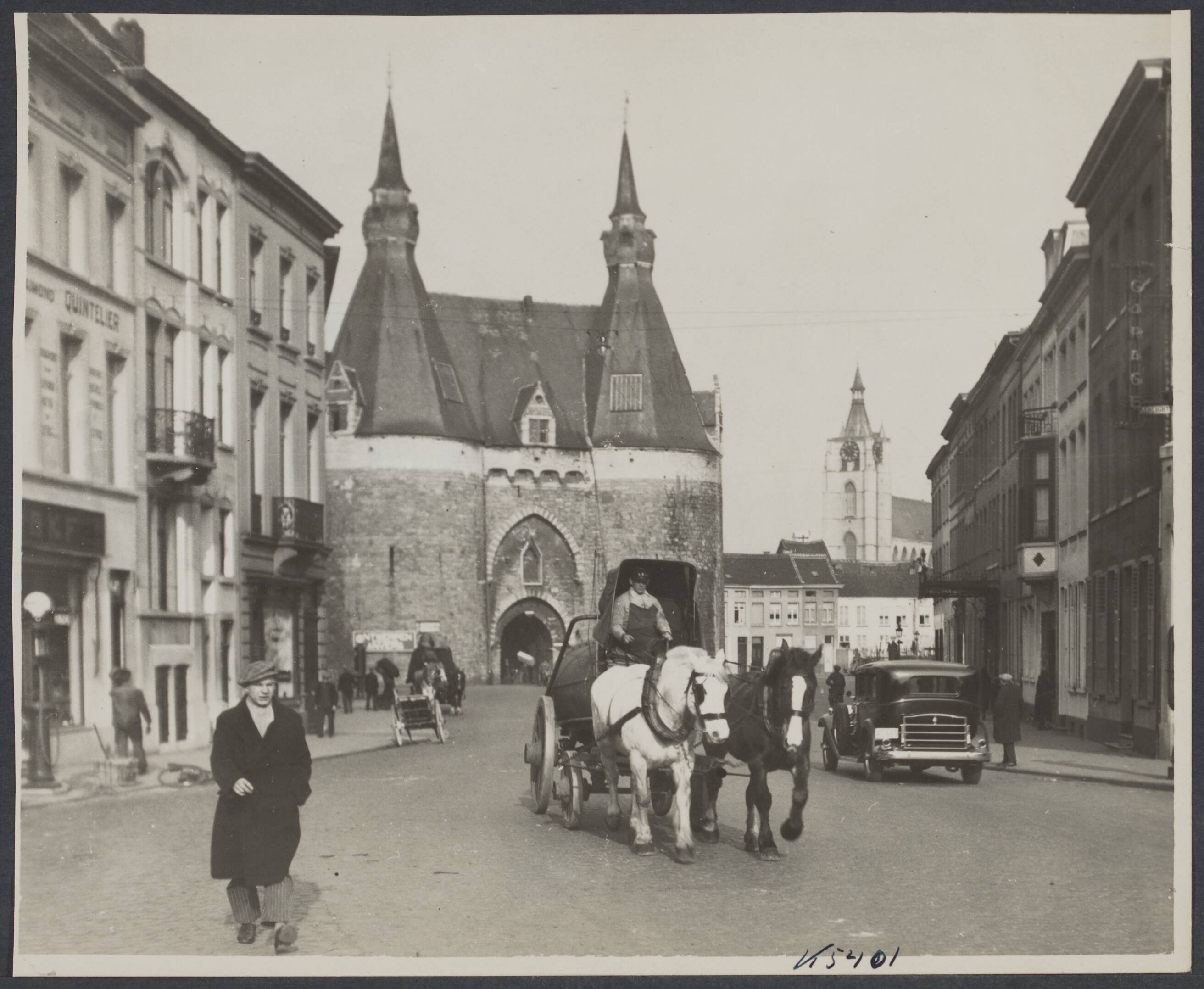 Mechelen — Mechelen. Brusselse Poort, landzijde met rechts de toren van de O.L.Vrouwekerk- over-de-Dijle. Op de weg een bespannen brouwerswagen — Foto: Onbekend / Publiek Domein of Rechtenvrij. Licentie: Set B: Rechtenvrij / Publiek Domein. Bron: Nationaal Archief. http://hdl.handle.net/10648/b45290b0-ea32-9647-b0cd-830873655c91