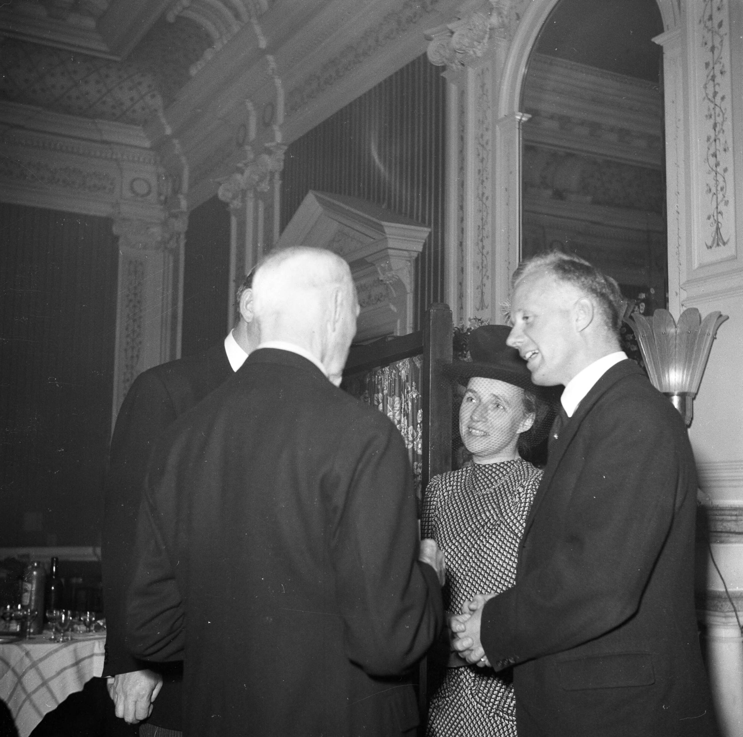 Fotocollectie Van de Poll — Conferentie in Kasteel Oud Wassenaar: de Zuid-Afrikaanse premiet Jan Smuts in gesprek met A.J. d'Ailly en zijn vrouw — Foto: Poll, Willem van de. Licentie: Set B: Rechtenvrij / Publiek Domein. Bron: Nationaal Archief. http://hdl.handle.net/10648/aec9a3c2-d0b4-102d-bcf8-003048976d84