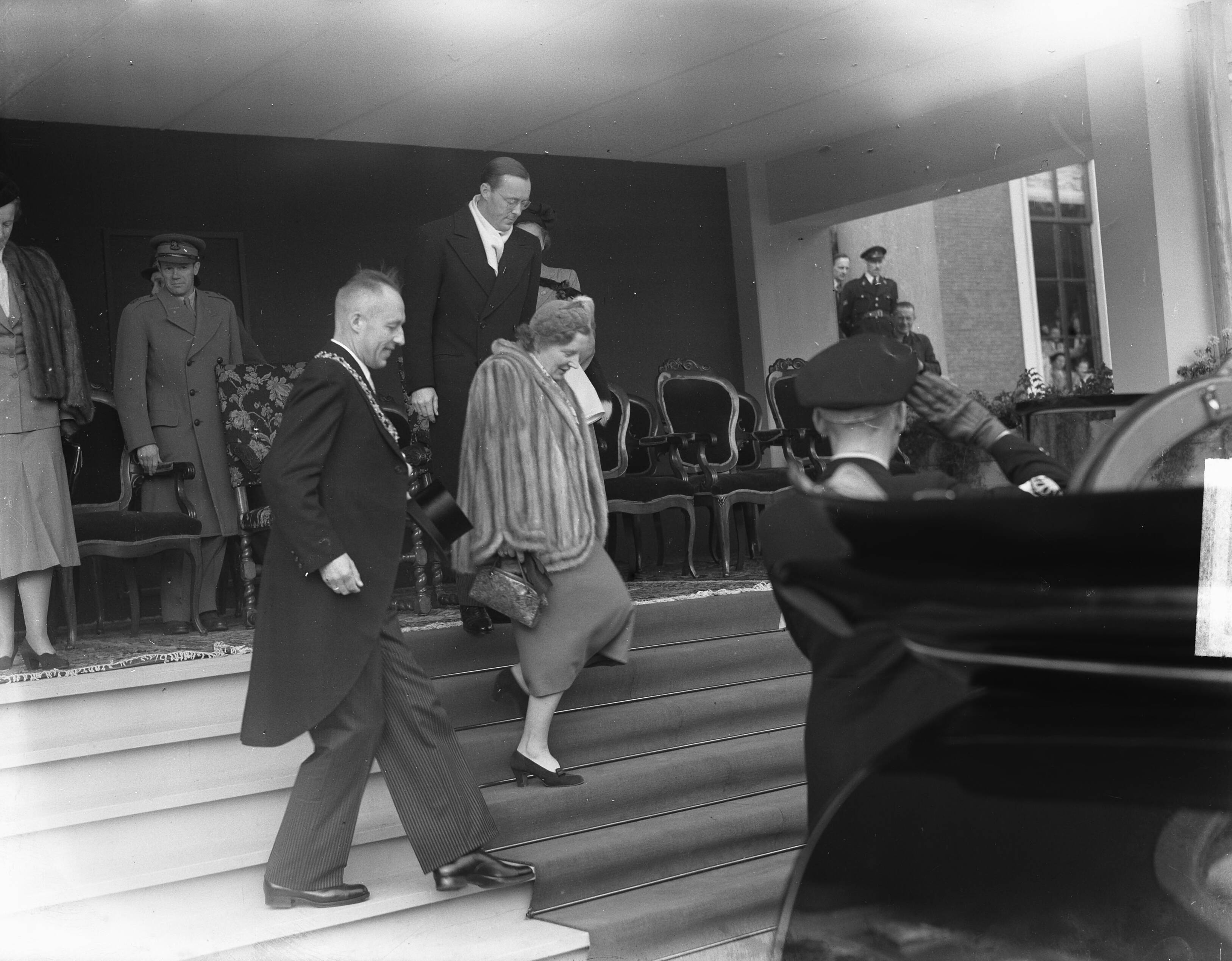 Koninklijk bezoek aan Friesland (1950) — Bezoek koningin Juliana en prins Bernhard aan Friesland. Het koninklijk paar verlaat het bordes van het Paleis van Justitie te Leeuwarden. Links de burgemeester van Leeuwarden, A.A.M. van der Meulen — Foto: Noske, J.D. / Anefo. Licentie: Set B: Rechtenvrij / Publiek Domein. Bron: Nationaal Archief. http://hdl.handle.net/10648/a8dfd74c-d0b4-102d-bcf8-003048976d84