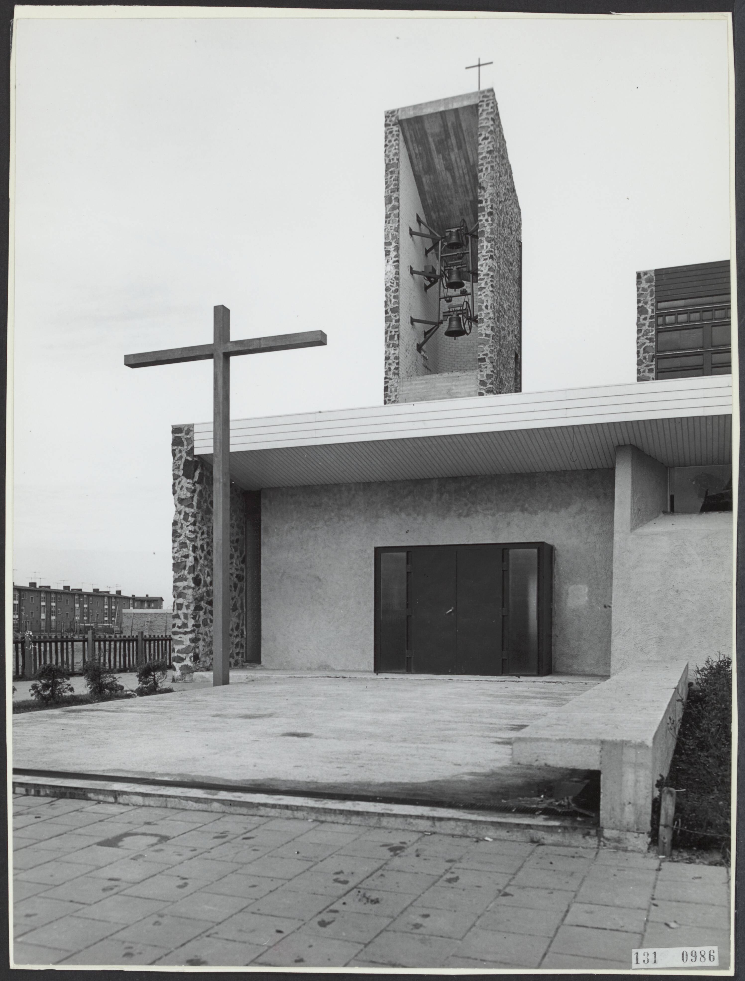 Fotocollectie Rijksvoorlichtingsdienst Eigen — Haarlem, Pastoor van Arskerk aan de Kromhoutlaan. Ingang met klokkentoren en kruis — Foto: Publicam / Hartemink, Piet. Licentie: Set B: Rechtenvrij / Publiek Domein. Bron: Nationaal Archief. http://hdl.handle.net/10648/af51185c-d0b4-102d-bcf8-003048976d84