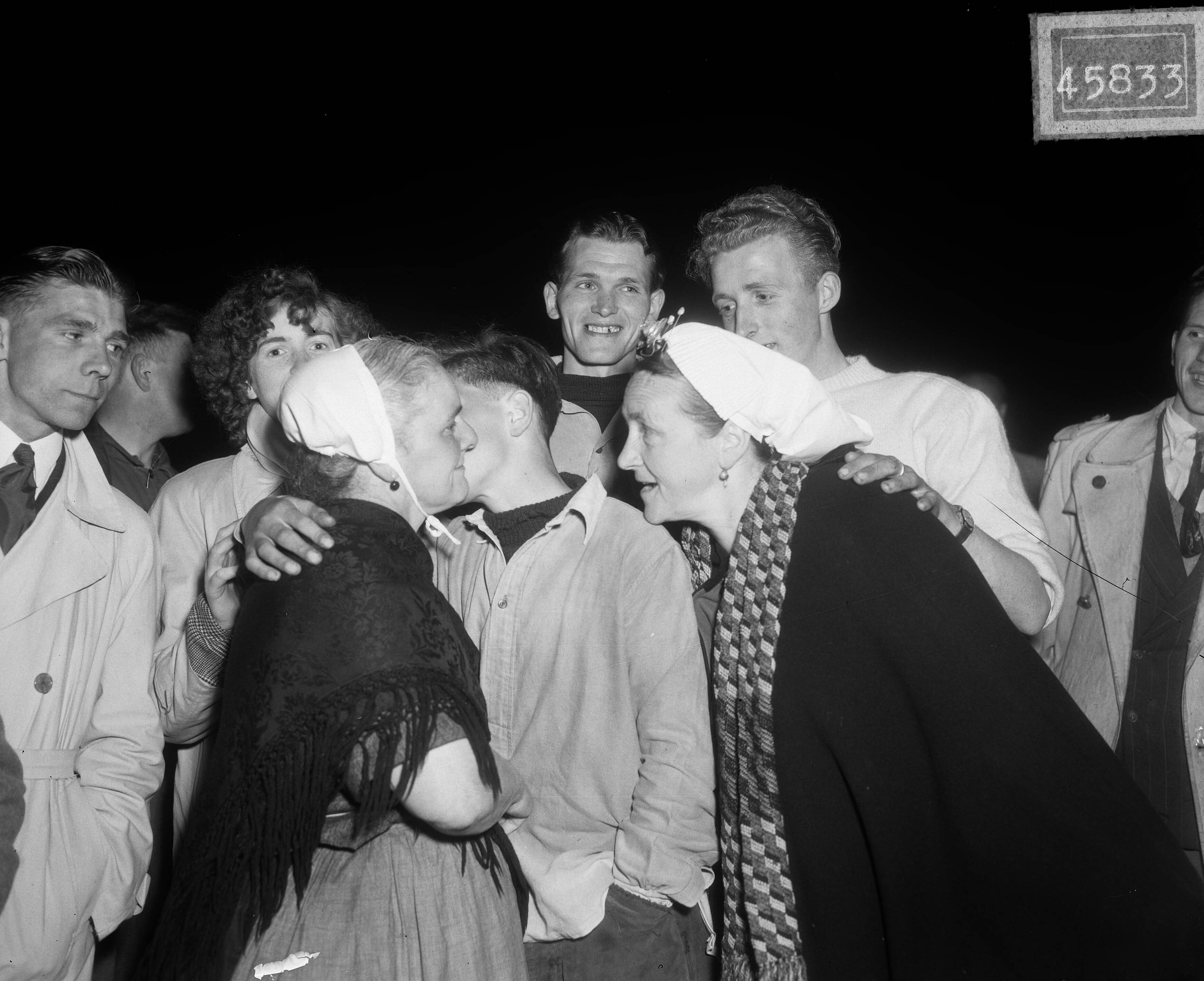 Fotocollectie Anefo — Uitvaren haringvloot Scheveningen — Foto: Duinen, H. van / Anefo. Licentie: Set B: Rechtenvrij / Publiek Domein. Bron: Nationaal Archief. http://hdl.handle.net/10648/a8ea89f8-d0b4-102d-bcf8-003048976d84