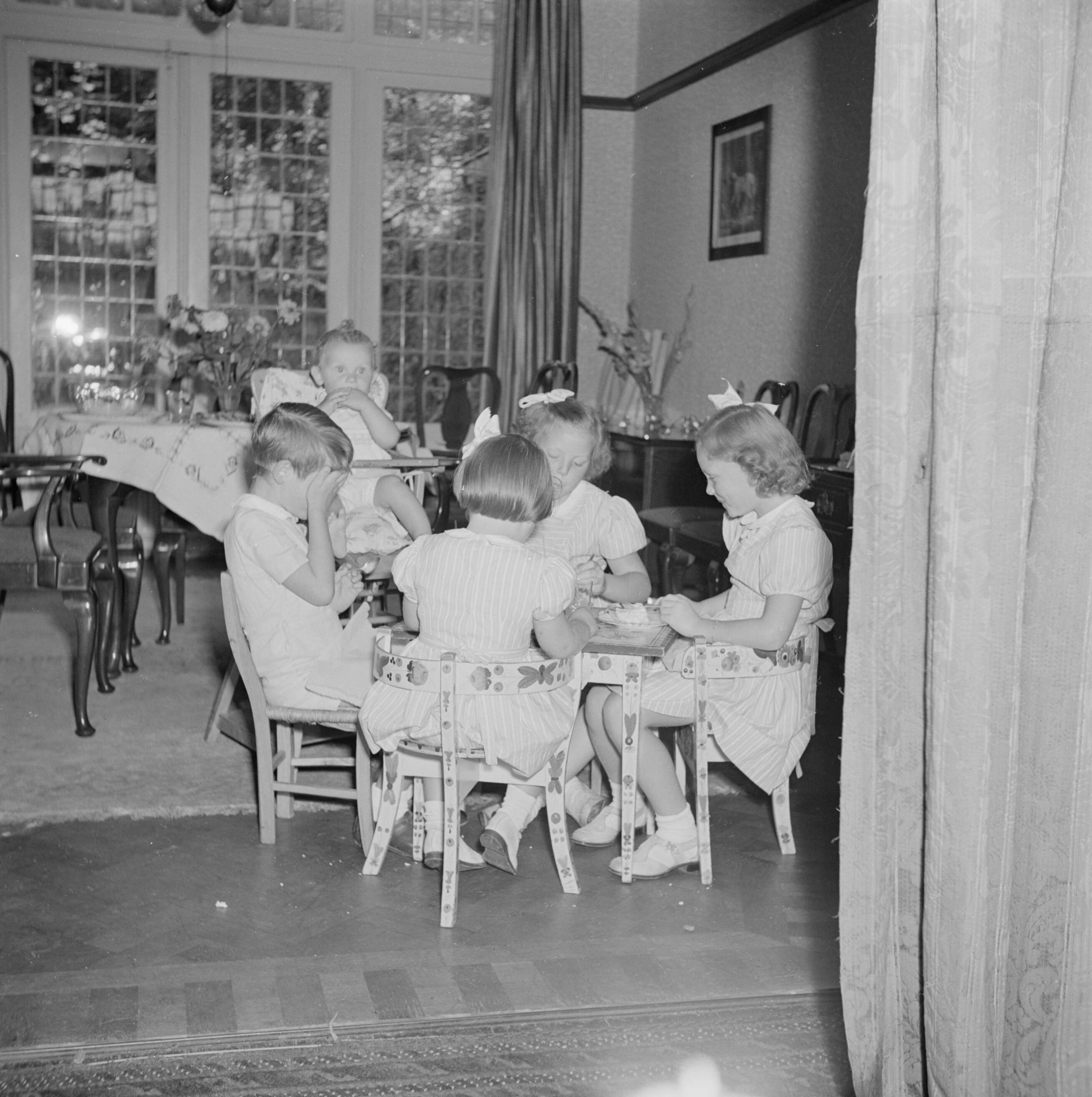 Het prinselijk gezin in Friesland — De prinsessen Beatrix, Irene en Margriet drinken thee met de kinderen van Commissaris der Koningin Linthorst Homan — Foto: Poll, Willem van de. Licentie: Set B: Rechtenvrij / Publiek Domein. Bron: Nationaal Archief. http://hdl.handle.net/10648/aee82a7c-d0b4-102d-bcf8-003048976d84