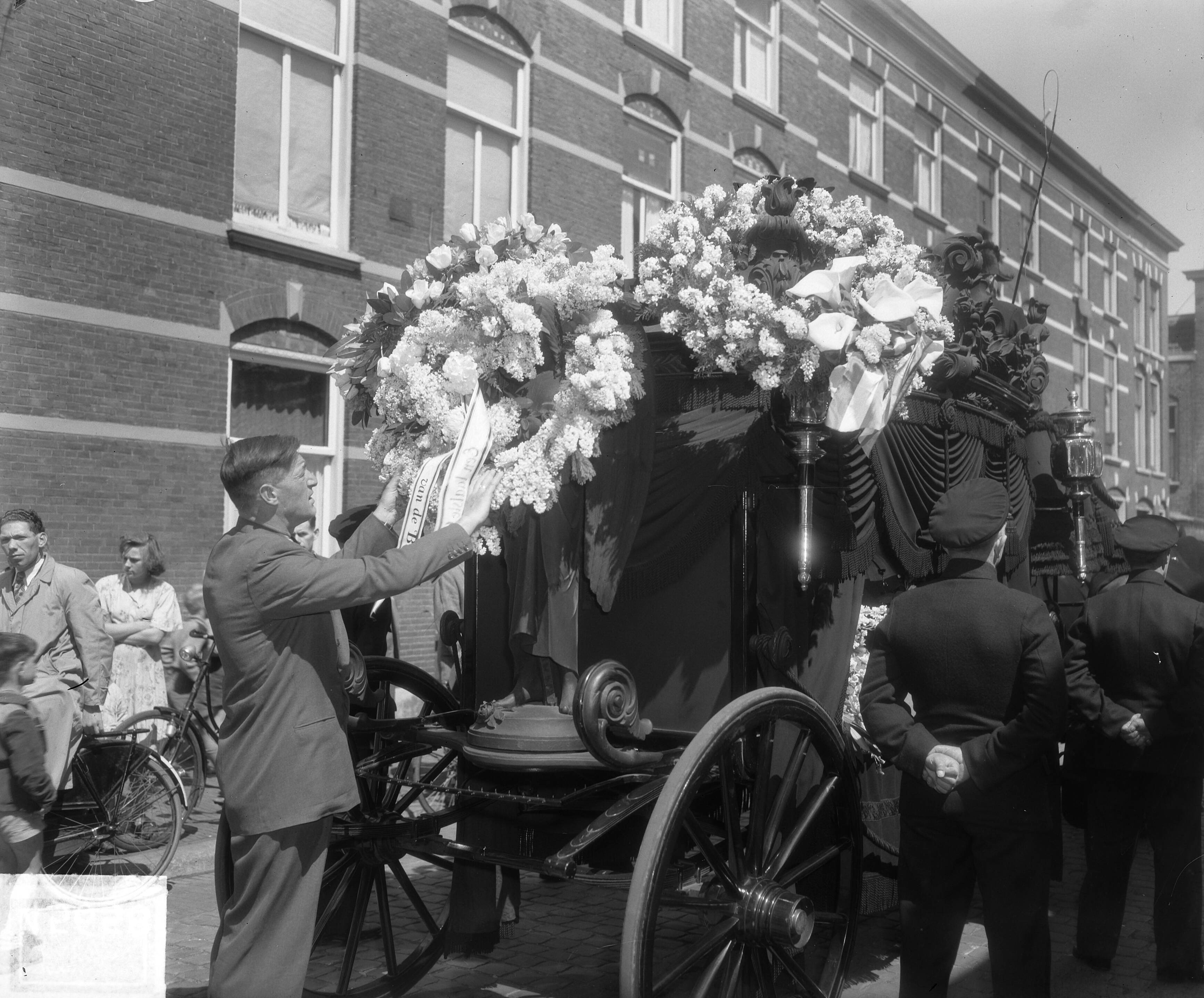 Begrafenis P.H. Boshuizen in Den Haag — Foto: Duinen, H. van / Anefo. — Licentie: Set B: Rechtenvrij / Publiek Domein. Bron: Nationaal Archief. http://hdl.handle.net/10648/a8ea0c4e-d0b4-102d-bcf8-003048976d84
