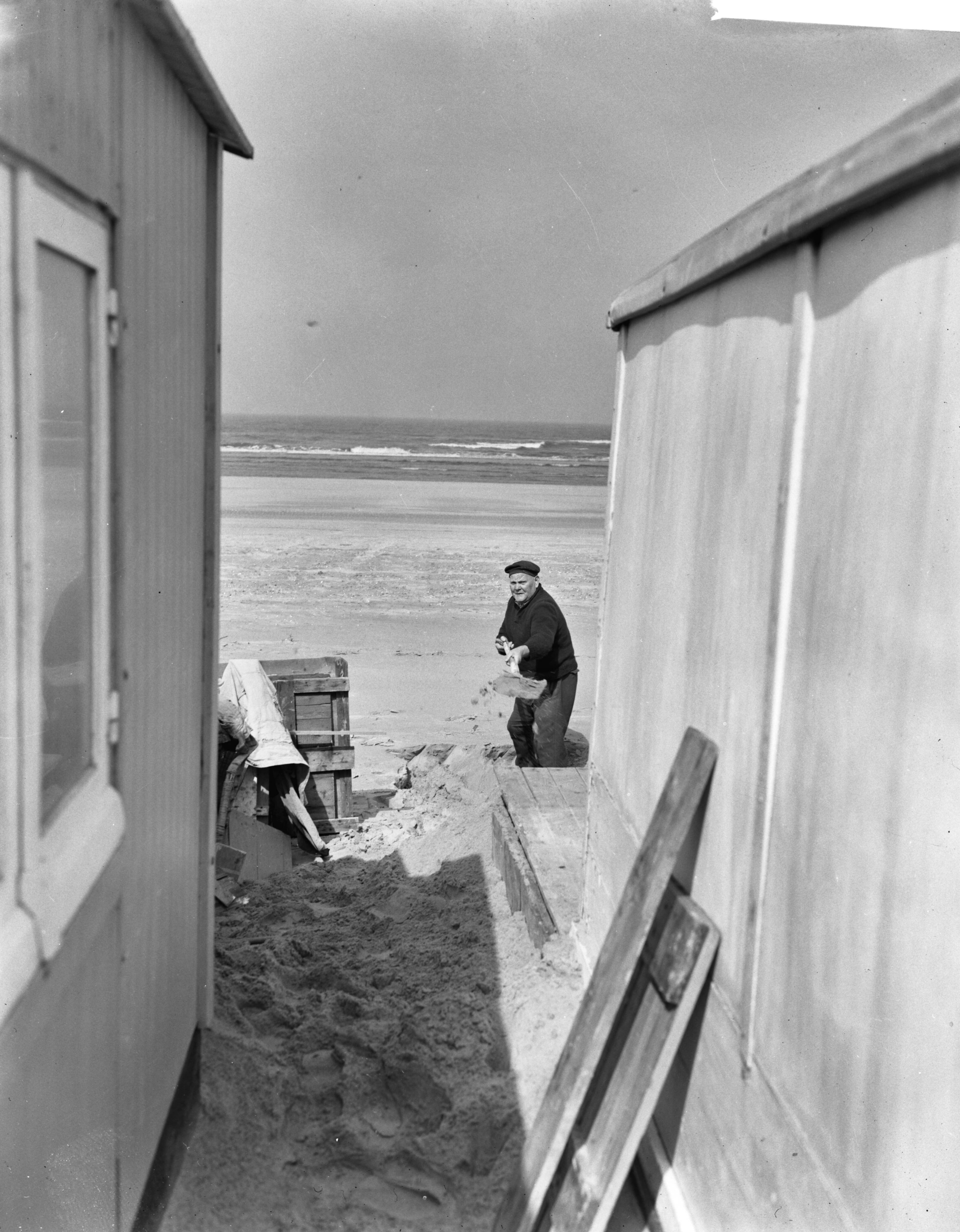 Fotocollectie Anefo — Bouw zomerhuisjes op het strand van Zandvoort — Foto: Pot, Harry / Anefo. Licentie: Set B: Rechtenvrij / Publiek Domein. Bron: Nationaal Archief. http://hdl.handle.net/10648/ad769034-d0b4-102d-bcf8-003048976d84