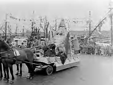 Fotocollectie Anefo — Vlaggetjesdag in IJmuiden en Scheveningen — Foto: Noske, J.D. / Anefo. Licentie: Set B: Rechtenvrij / Publiek Domein. Bron: Nationaal Archief. http://hdl.handle.net/10648/a95fceca-d0b4-102d-bcf8-003048976d84