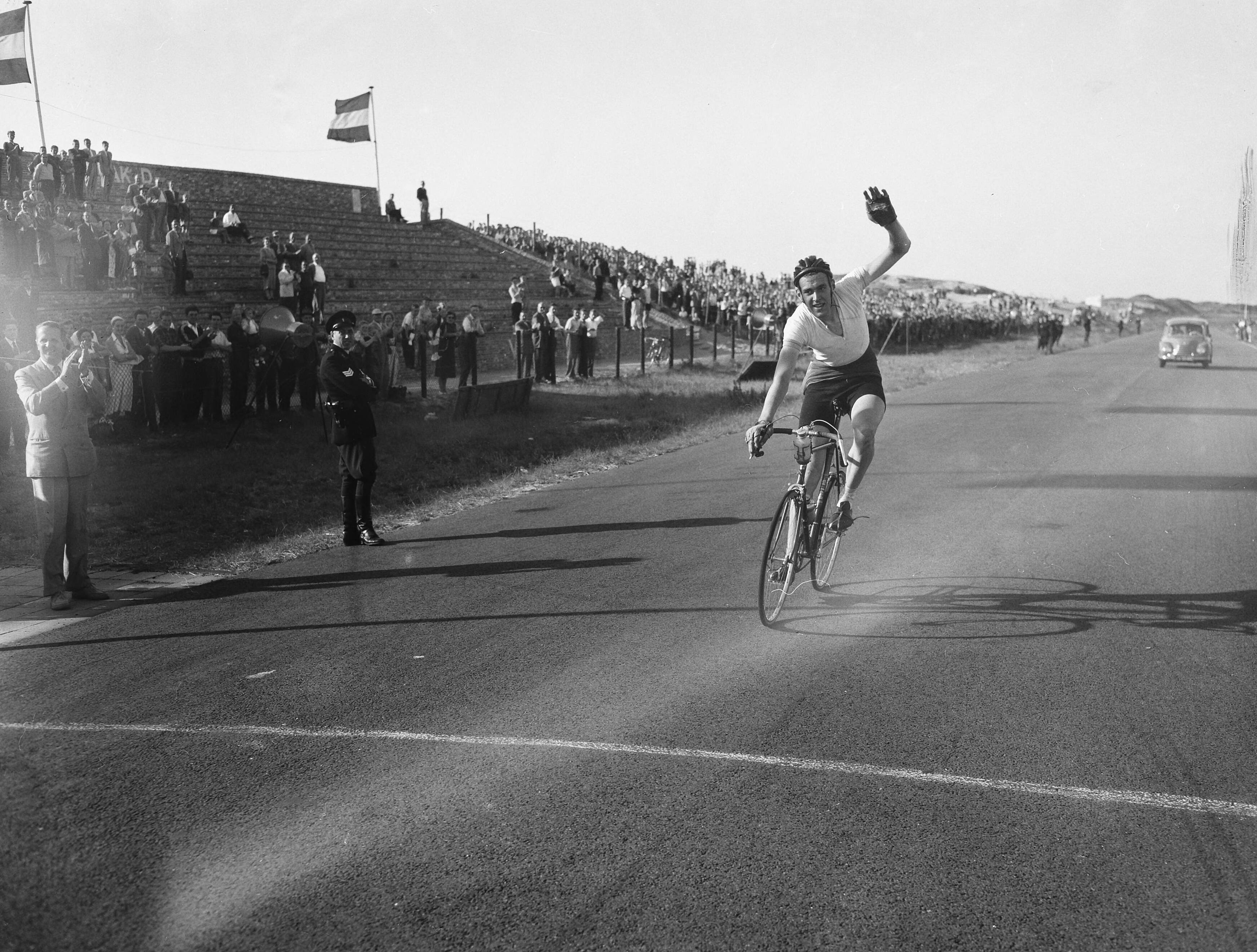 Fotocollectie Anefo — Nederlands kampioenschap wielrennen op de weg voor amateur op het circuit van Zandvoort. Winnaar Schalk Verhoef uit Rotterdam — Foto: Noske, J.D. / Anefo. Licentie: Set B: Rechtenvrij / Publiek Domein. Bron: Nationaal Archief. http://hdl.handle.net/10648/a9380444-d0b4-102d-bcf8-003048976d84