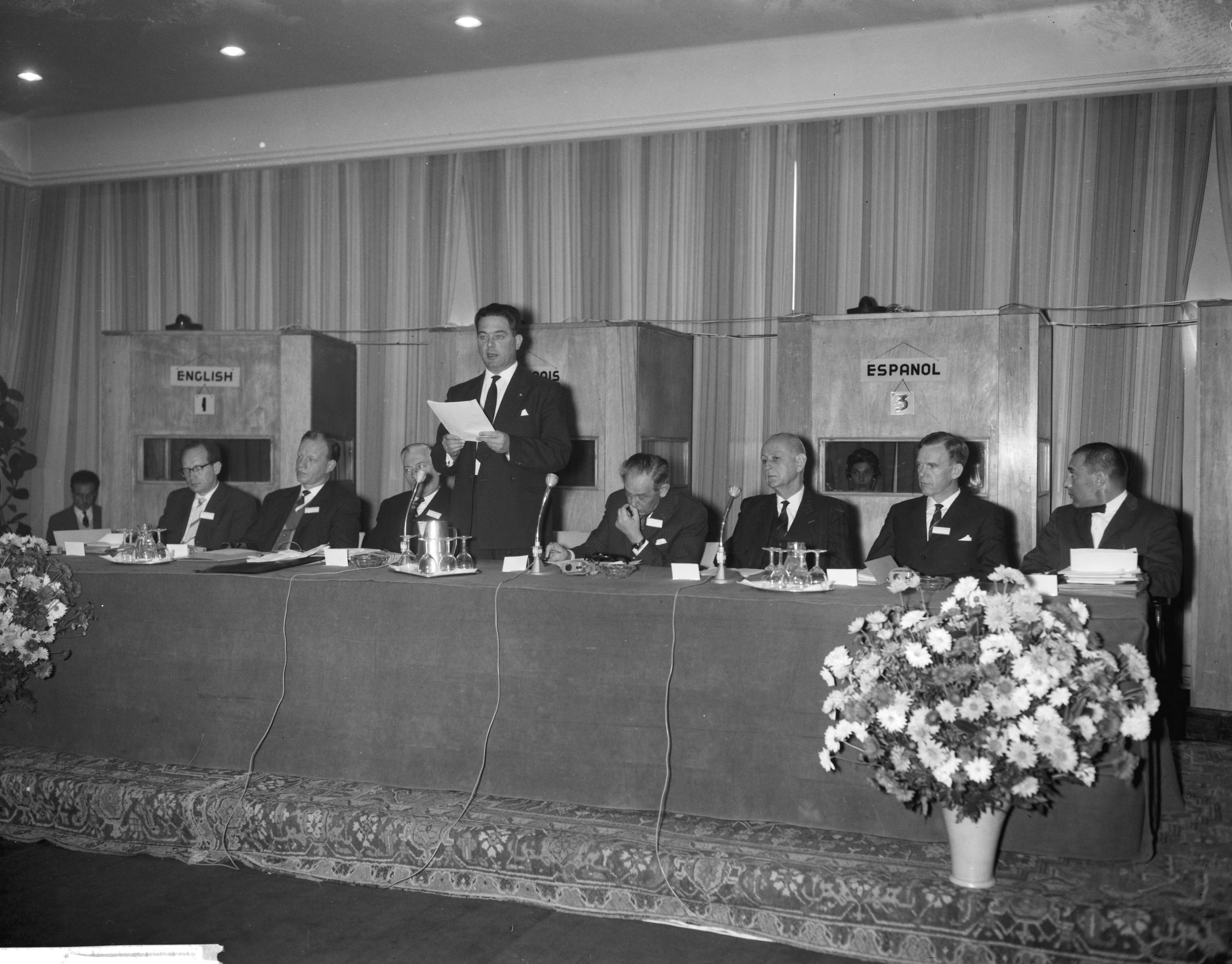 Fotocollectie Anefo — Internationale Conferentie over Landbouw en Volksgezondheid in verband met straling in het Kurhaus te Scheveningen. Vlnr. Saschny, ir. Smeets , prof. dr. R.A. Silow (directeur kernenergiebureau FAO), minister mr. V.G.M. Marijnen , prof. dr. ir. mr. M.J.L. Dols (raadsadviseur), prof. dr. P. Muntendam (directeur-generaal Volksgezondheid), Finn Devik en [tekst afgebroken]. Toespraak van minister Marijnen — Foto: Bilsen, Joop van / Anefo. Licentie: Set B: Rechtenvrij / Publiek Domein. Bron: Nationaal Archief. http://hdl.handle.net/10648/a9efb300-d0b4-102d-bcf8-003048976d84
