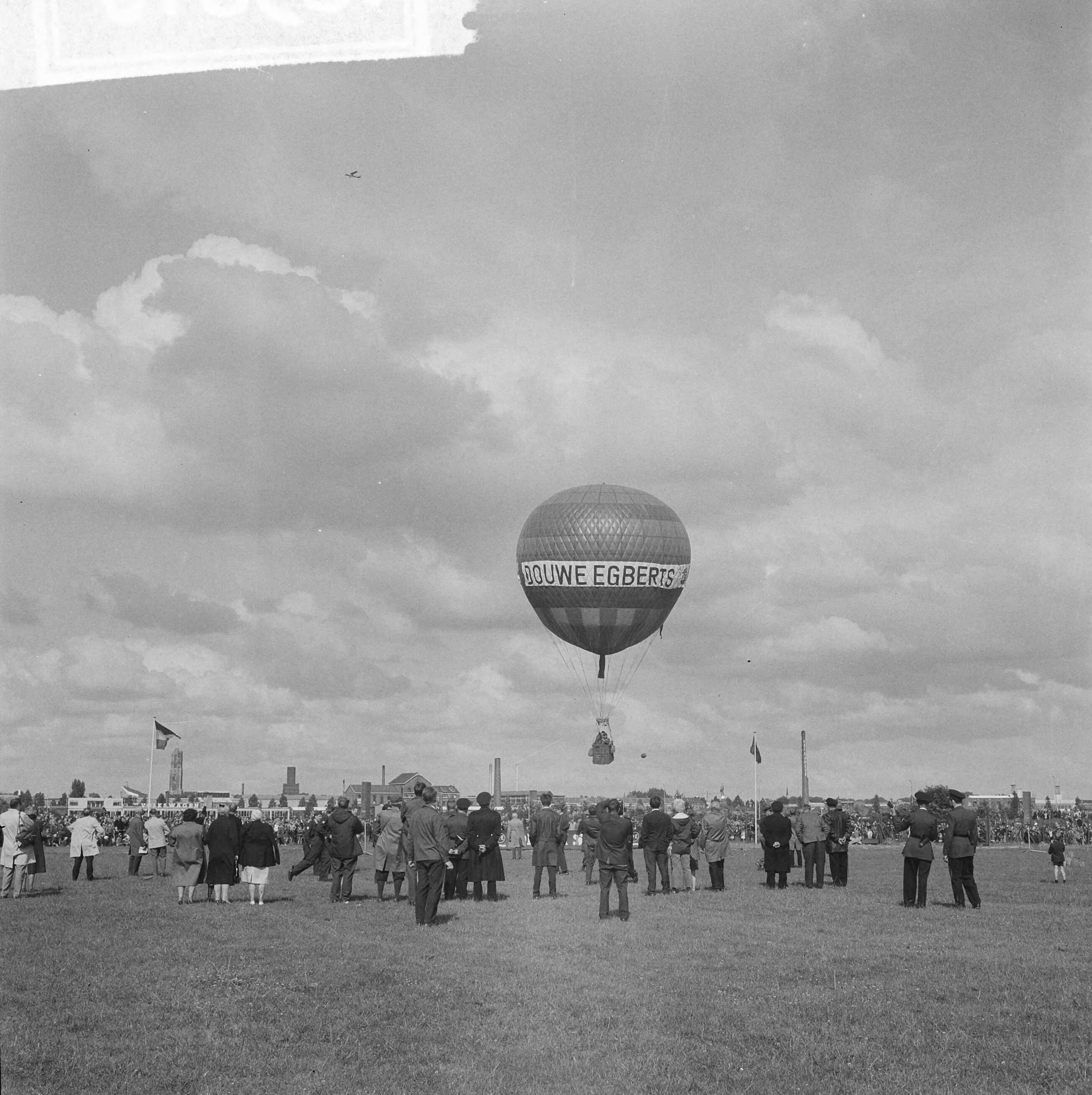 Fotocollectie Anefo — Ballonrace in Utrecht, het van start gaan van de Engelse deelnemers — Foto: Gelderen, Hugo van / Anefo. Licentie: Set B: Rechtenvrij / Publiek Domein. Bron: Nationaal Archief. http://hdl.handle.net/10648/aa6db9ee-d0b4-102d-bcf8-003048976d84