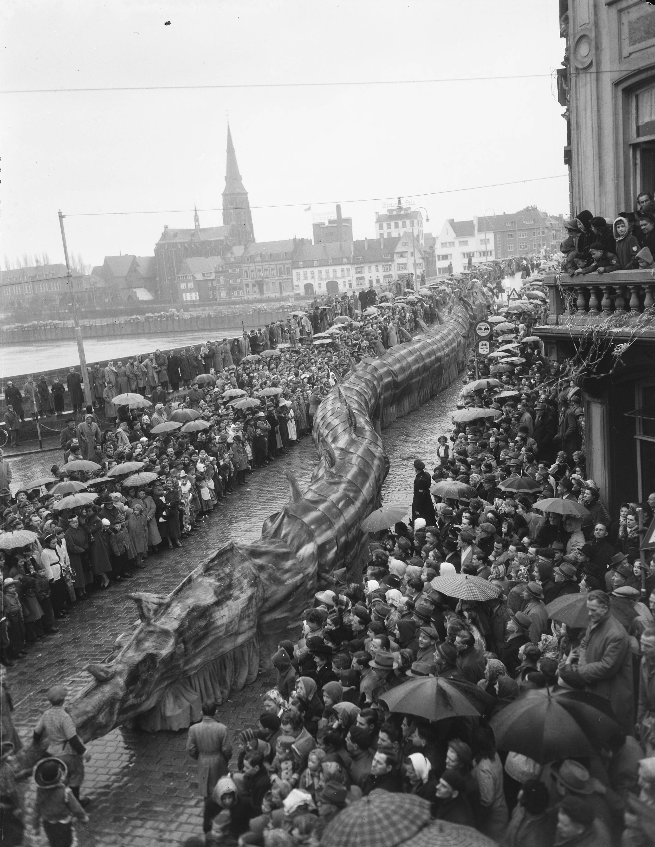 Fotocollectie Anefo — Carnaval Maastricht optocht — Foto: Duinen, G.W. van / Anefo. Licentie: Set B: Rechtenvrij / Publiek Domein. Bron: Nationaal Archief. http://hdl.handle.net/10648/a91d7700-d0b4-102d-bcf8-003048976d84