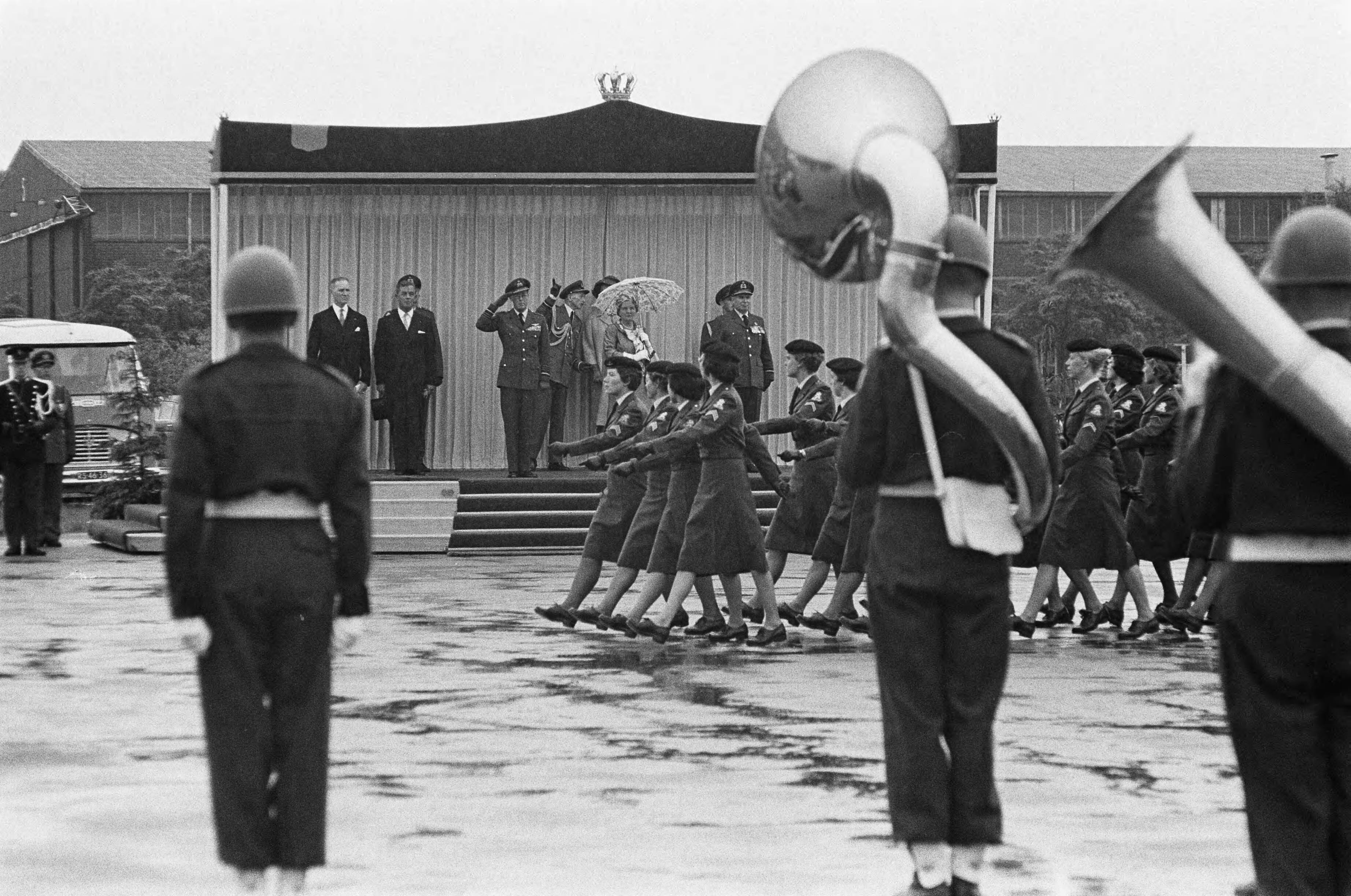 Fotocollectie Anefo — Vijftig jaar Koninklijke Luchtmacht. Defile op Soesterberg Defile. Een detachement Milva´s. — Foto: Koch, Eric / Anefo. Licentie: Set B: Rechtenvrij / Publiek Domein. Bron: Nationaal Archief. http://hdl.handle.net/10648/aa3d3a94-d0b4-102d-bcf8-003048976d84