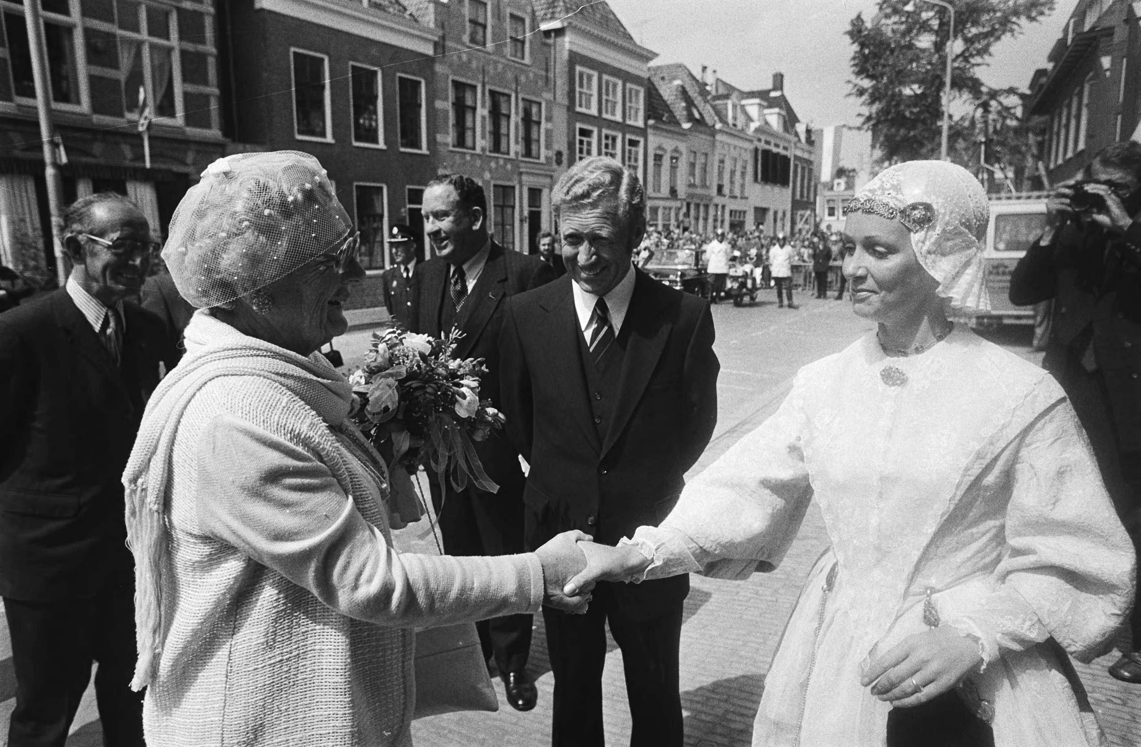 Fotocollectie Anefo — Bezoek Koningin aan Friesland; HM krijgt bloemetje aangeboden door dame in Fries kostuum midden de heer boschma, directeur Fries museum — Foto: Suyk, Koen / Anefo. Licentie: Set B: Rechtenvrij / Publiek Domein. Bron: Nationaal Archief. http://hdl.handle.net/10648/acb67844-d0b4-102d-bcf8-003048976d84