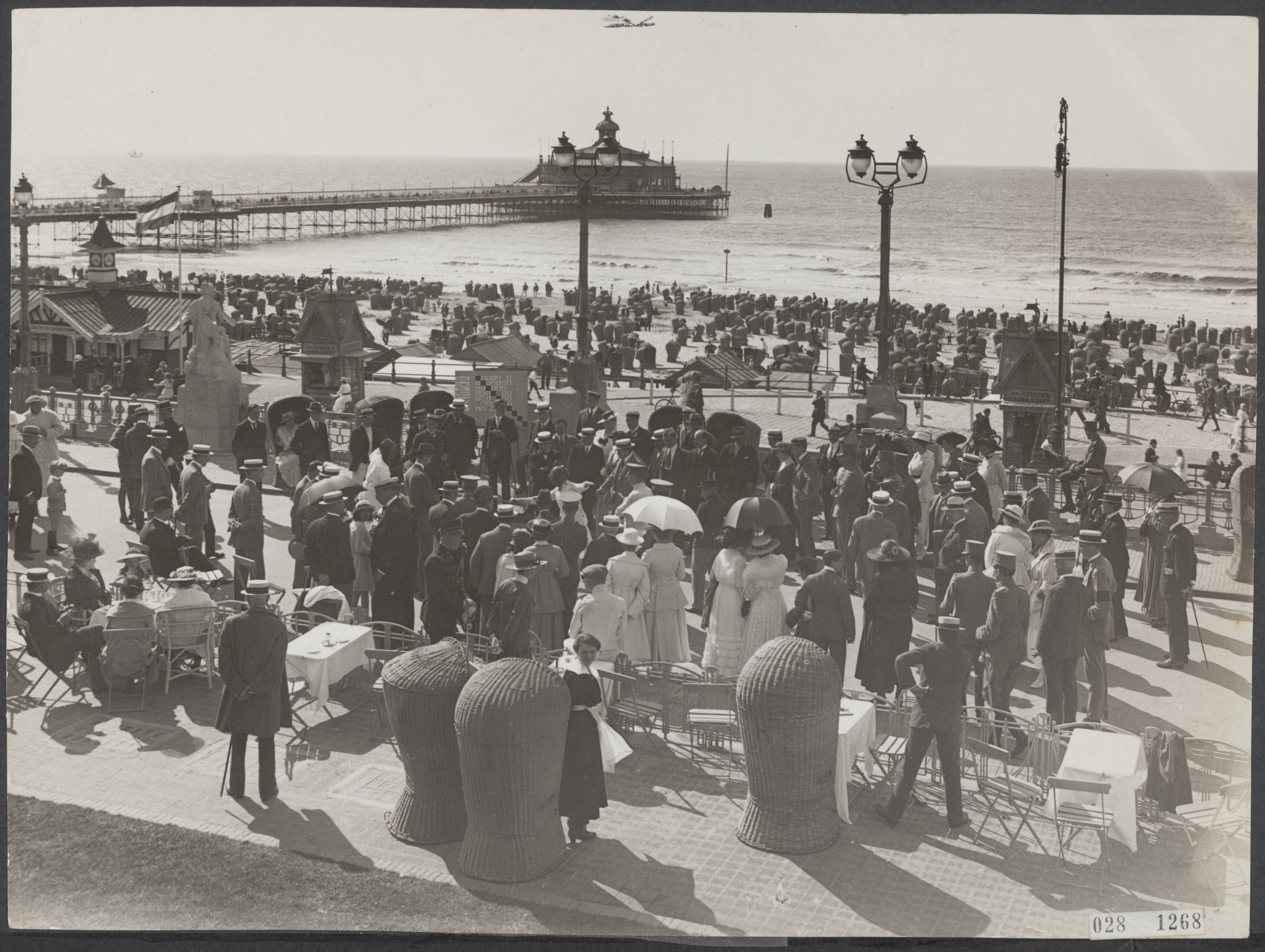 Fotocollectie Elsevier Binnenland — Boulevard te Scheveningen met zicht op Koningin Wilhelmina Wandelhoofd (Pier). Publiek bekijkt een schermwedstrijd. — Foto: Onbekend / Publiek Domein of Rechtenvrij. Licentie: Set B: Rechtenvrij / Publiek Domein. Bron: Nationaal Archief. http://hdl.handle.net/10648/ade041a0-d0b4-102d-bcf8-003048976d84