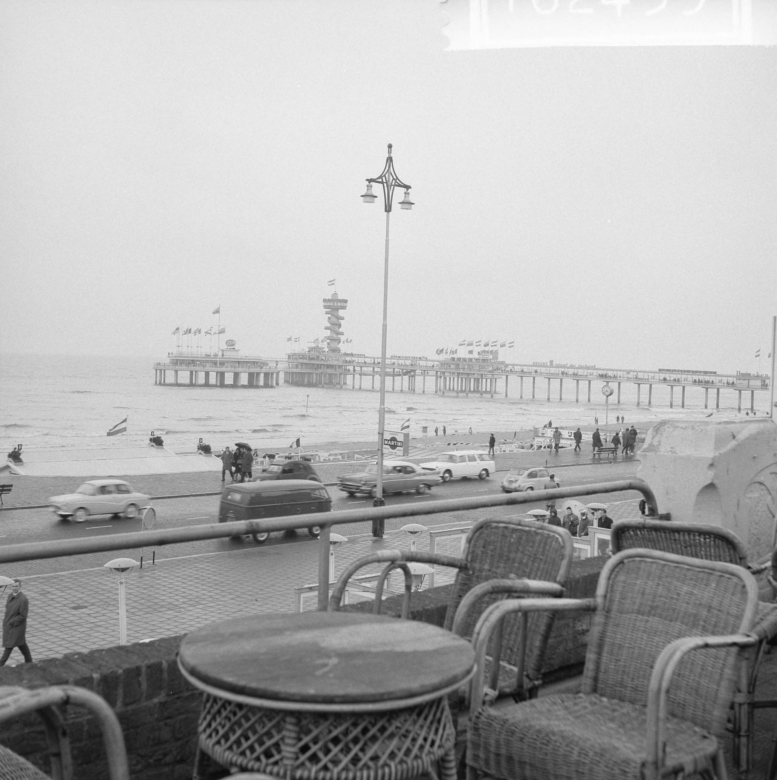 Fotocollectie Anefo — Slecht weer met Paasdagen, de Boulevard op Scheveningen — Foto: Smulders, Jean / Anefo. Licentie: Set B: Rechtenvrij / Publiek Domein. Bron: Nationaal Archief. http://hdl.handle.net/10648/aa61e114-d0b4-102d-bcf8-003048976d84