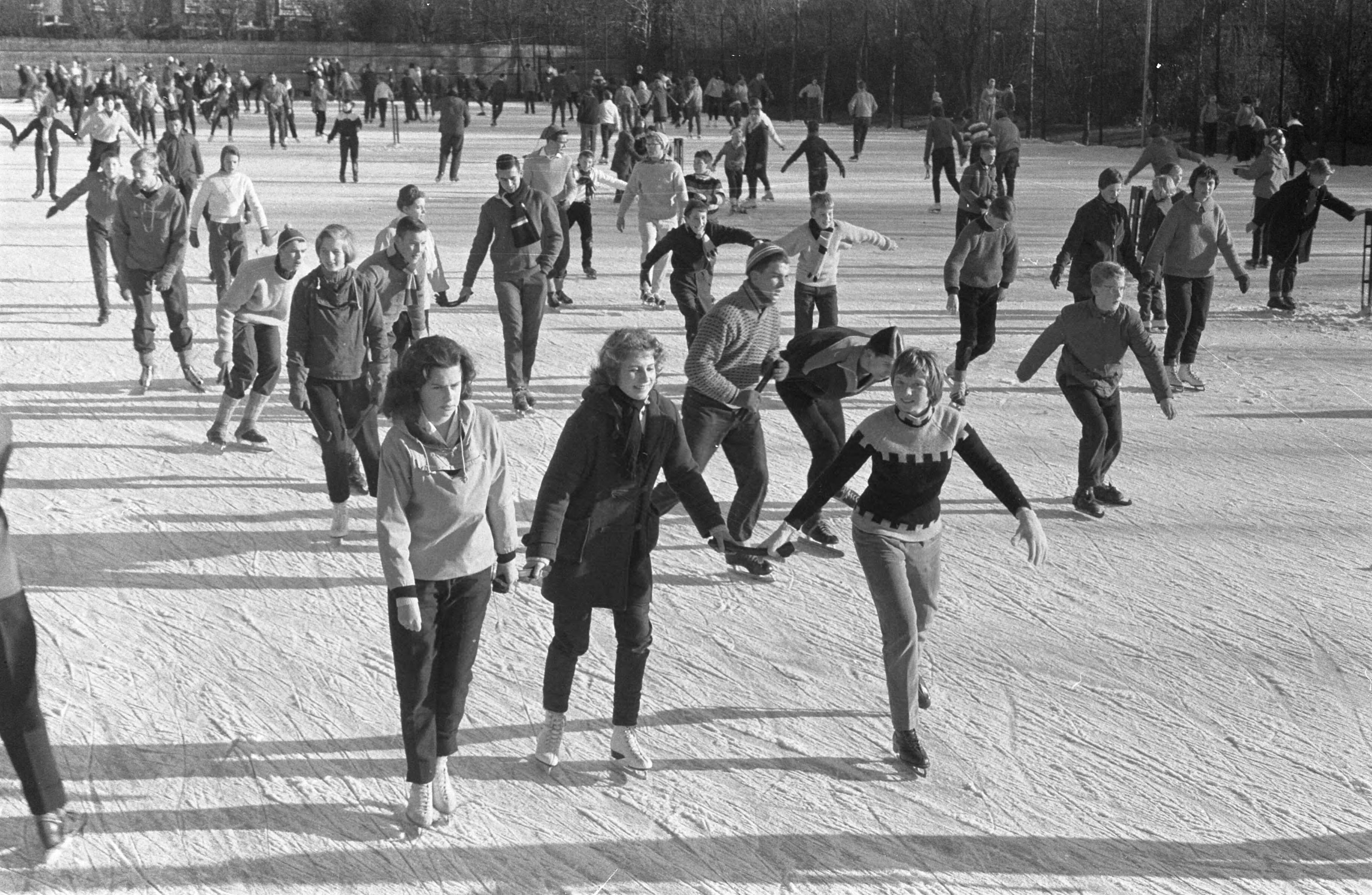 Fotocollectie Anefo — Schaatsen op ondergespoten tennisbanen in Den Haag — Foto: Pot, Harry / Anefo. Licentie: Set B: Rechtenvrij / Publiek Domein. Bron: Nationaal Archief. http://hdl.handle.net/10648/a9a5595e-d0b4-102d-bcf8-003048976d84
