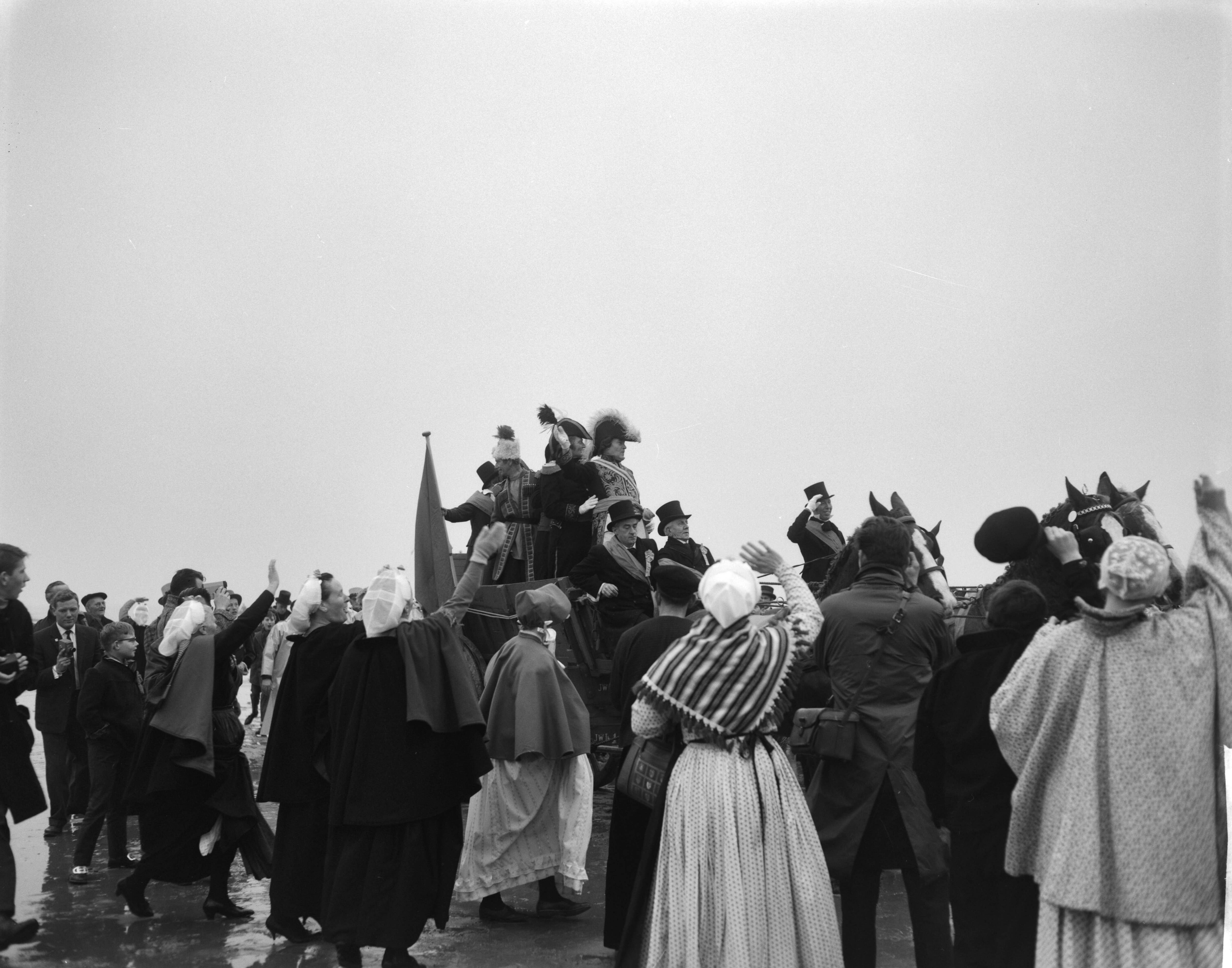Fotocollectie Anefo — Te Scheveningen is de landing en intocht van prins Willem Frederik in 1813 herdacht. Aankomst van prins Willem Frederik op het strand. In een nettenwagen wordt hij van het strand gereden — Foto: Bilsen, Joop van / Anefo. Licentie: Set B: Rechtenvrij / Publiek Domein. Bron: Nationaal Archief. http://hdl.handle.net/10648/aa5013c6-d0b4-102d-bcf8-003048976d84